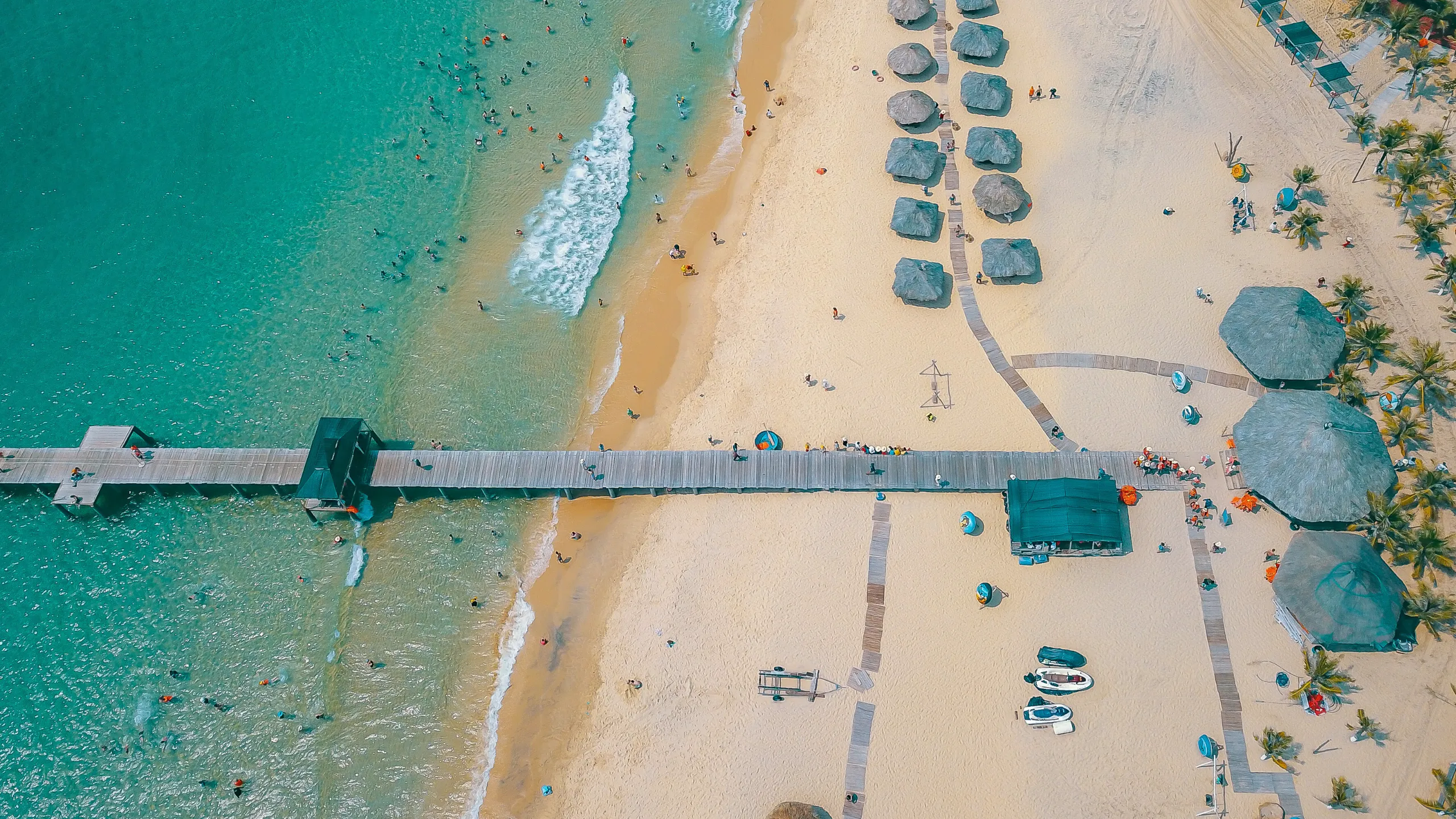 Nước biển tại Kỳ Co xanh trong, tuyệt đẹp khi nhìn từ trên cao (Nguồn: sưu tầm)