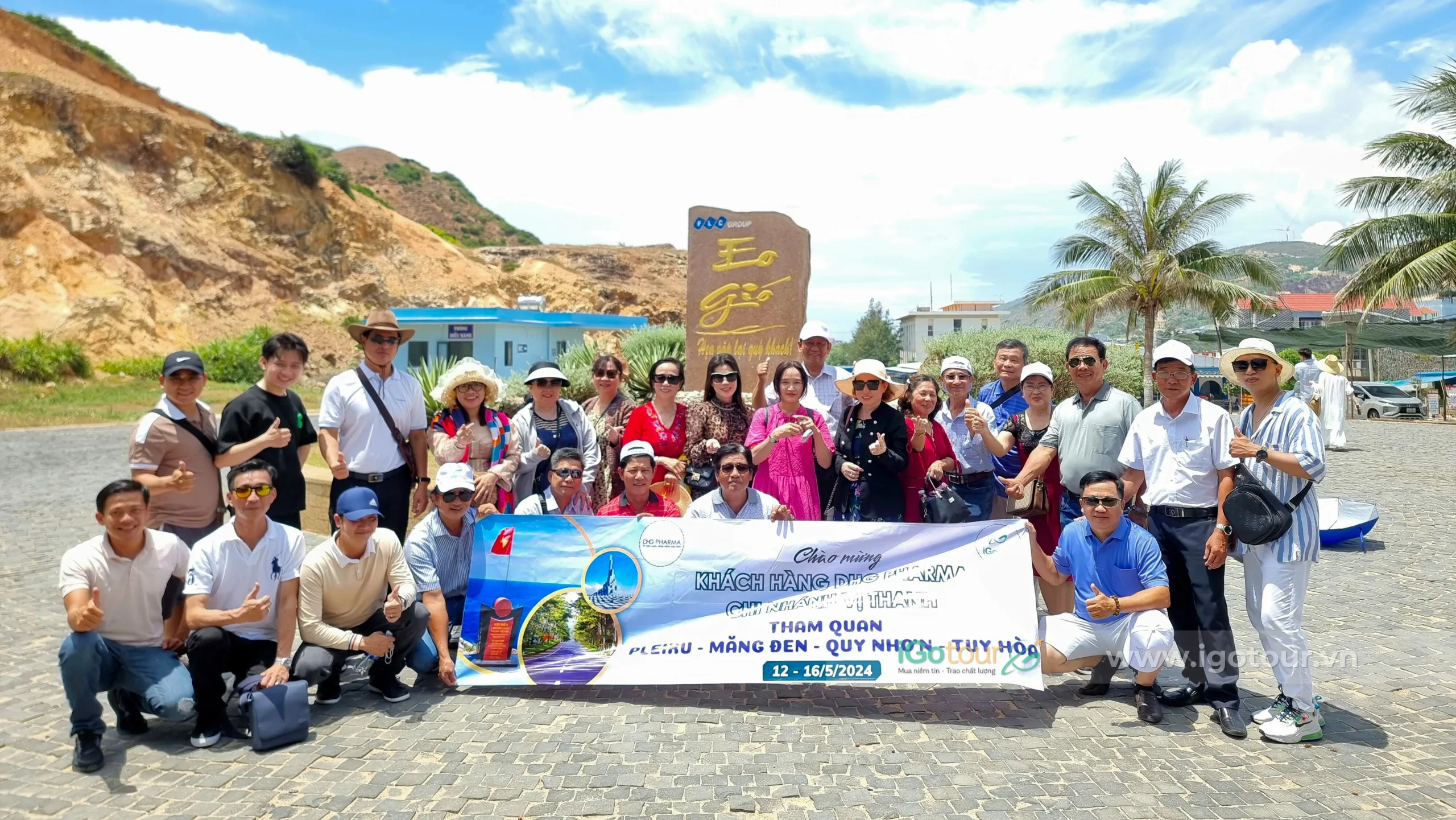 Khách hàng check-in tại Eo Gió