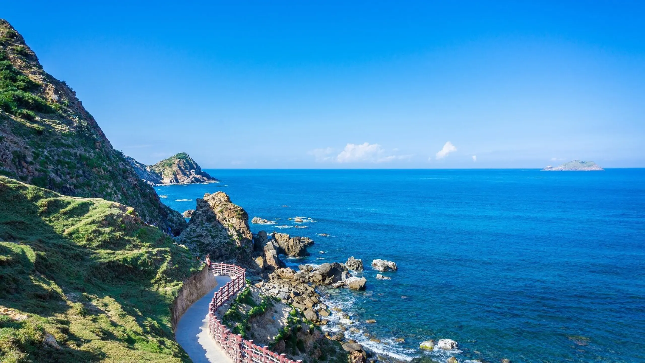 Eo Gió - eo biển nhỏ xanh mướt nằm giữa vách núi hùng vĩ (Nguồn: sưu tầm)