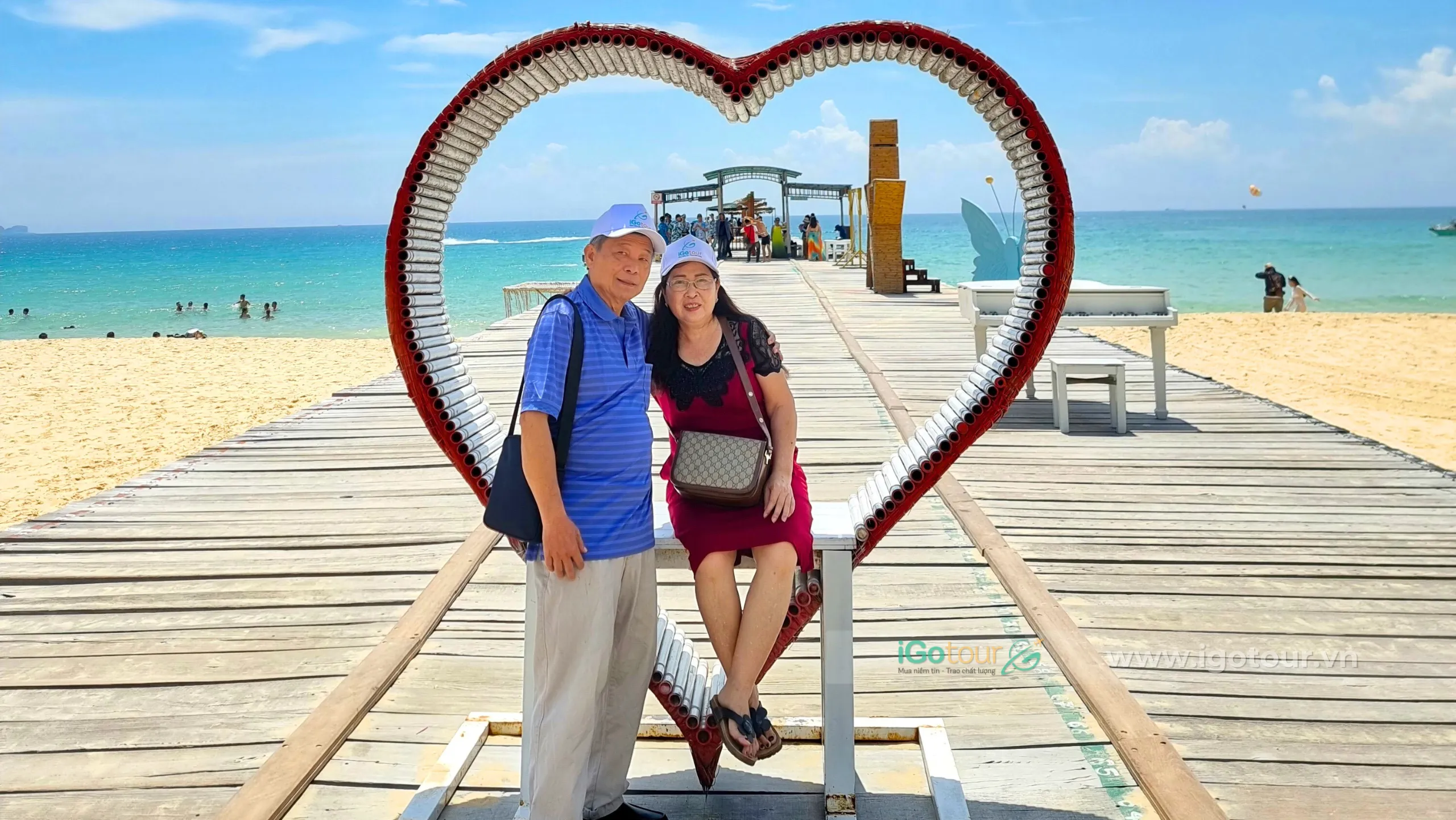 Du khách thỏa sức check-in và hòa mình vào làn nước mát