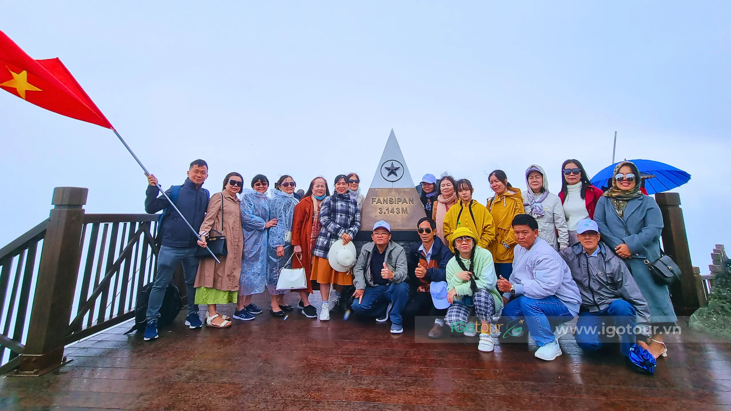Đứng tại cột mốc Fansipan luôn là khoảnh khắc tuyệt vời với tất cả mọi người 
