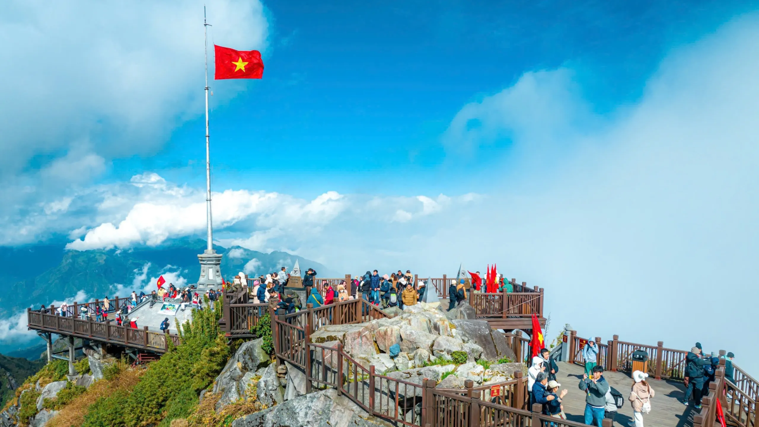 Chinh phục Fansipan đòi hỏi thể lực tốt để tránh các rủi ro về sức khỏe (Nguồn: sưu tầm)