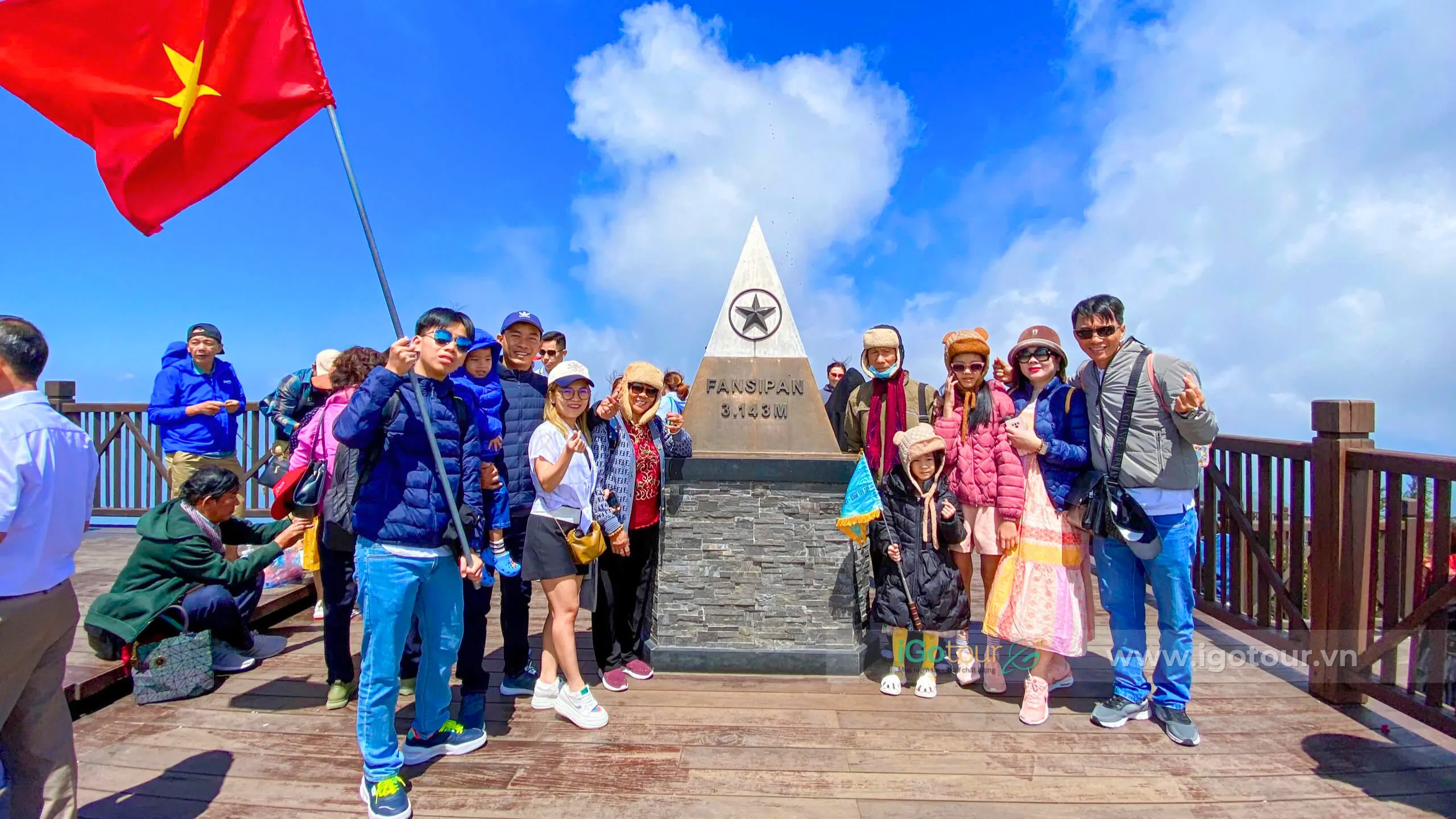 Du khách chinh phục cột mốc cao 3.143m