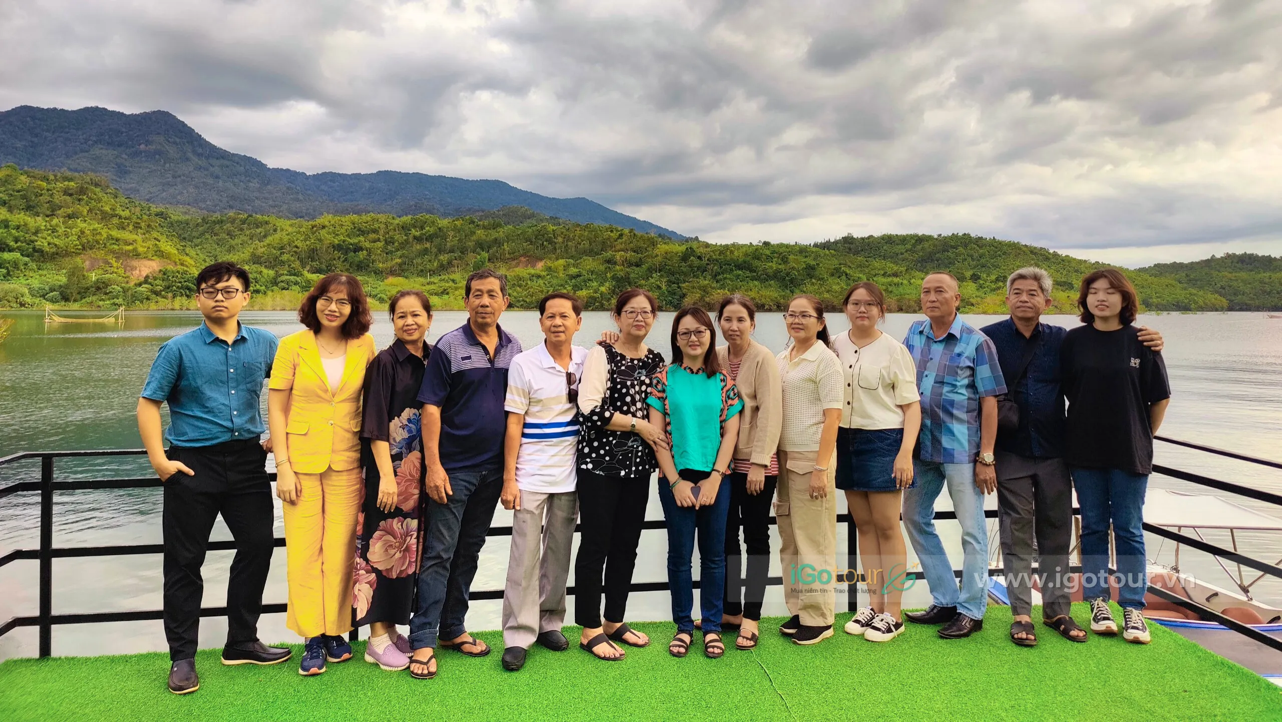 Khách hàng lựa chọn tour du lịch Hồ Tà Đùng trọn gói tại iGotour