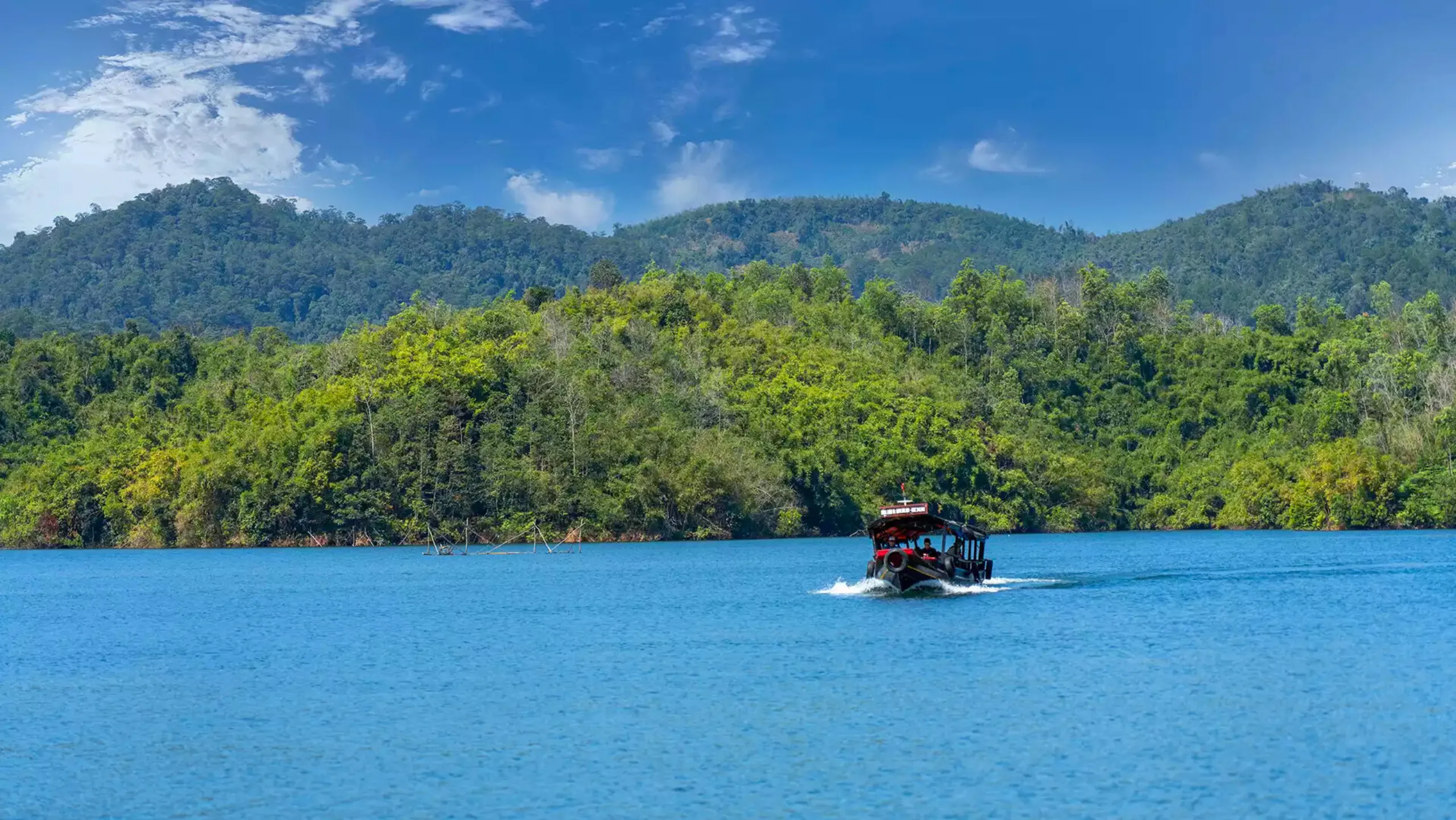 Dạo quanh hồ để thấy Tà Đùng bình yên đến lạ (Nguồn: sưu tầm)