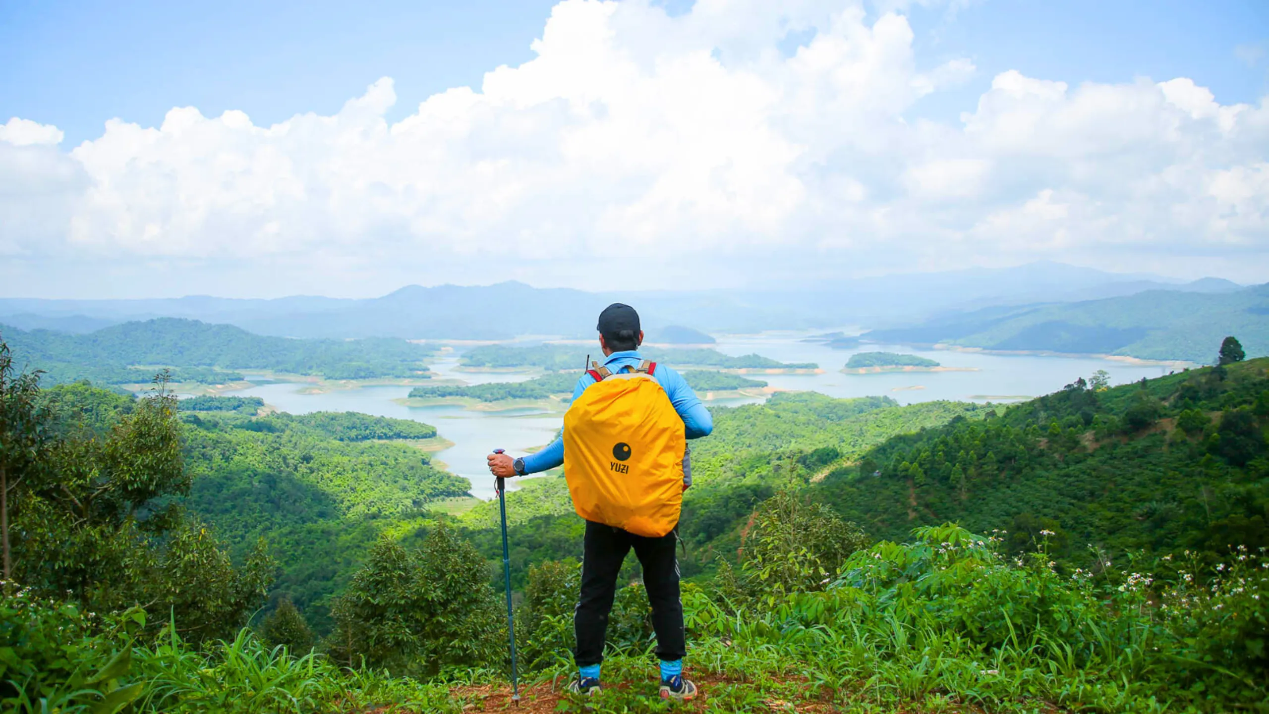 Bạn có thể chọn đi trekking trong ngày hoặc kết hợp cắm trại qua đêm trên đỉnh núi (Nguồn: sưu tầm)