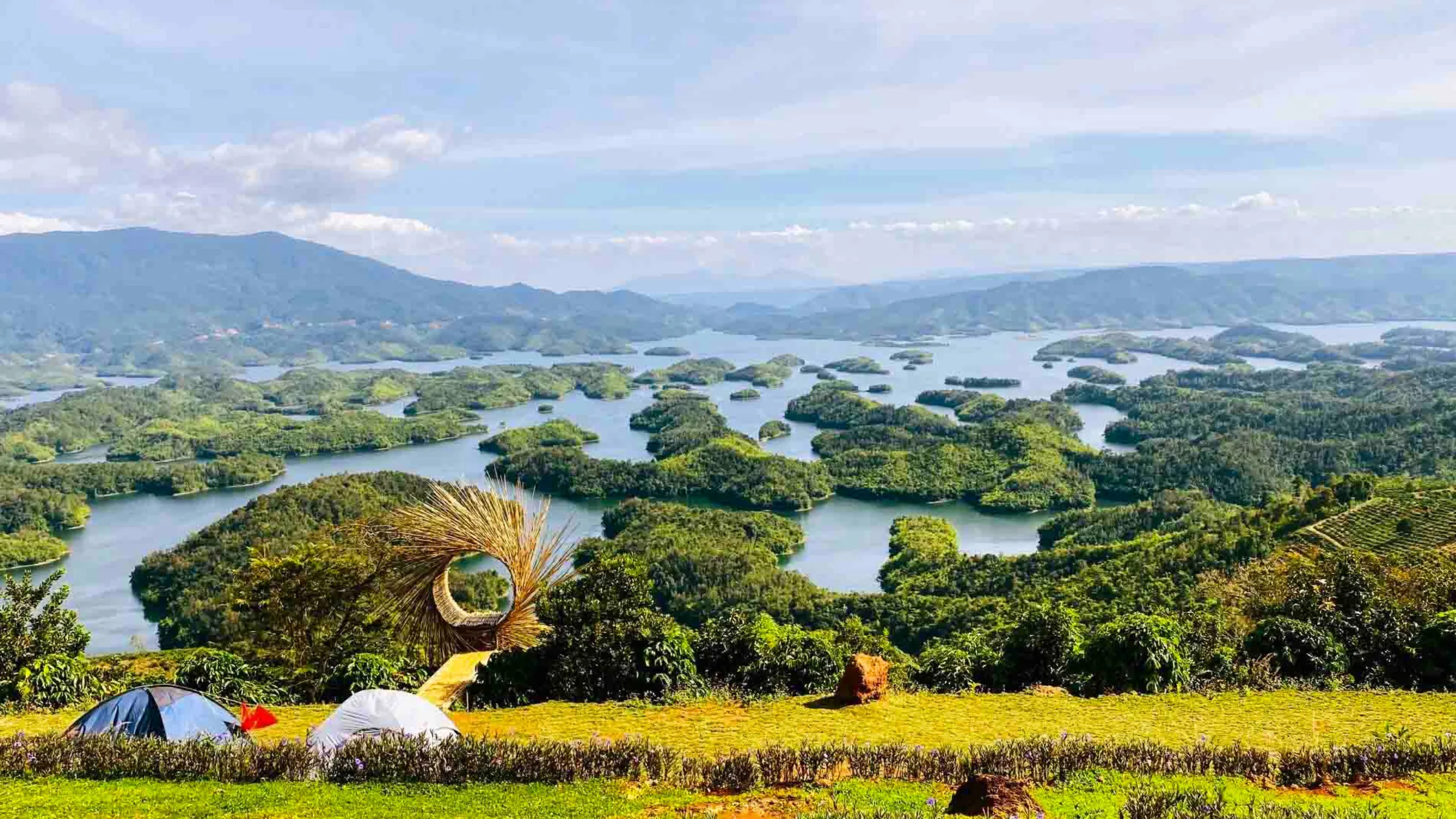 Trải nghiệm cắm trại cạnh hồ để tận hưởng thiên nhiên kỳ thú (Nguồn: sưu tầm)