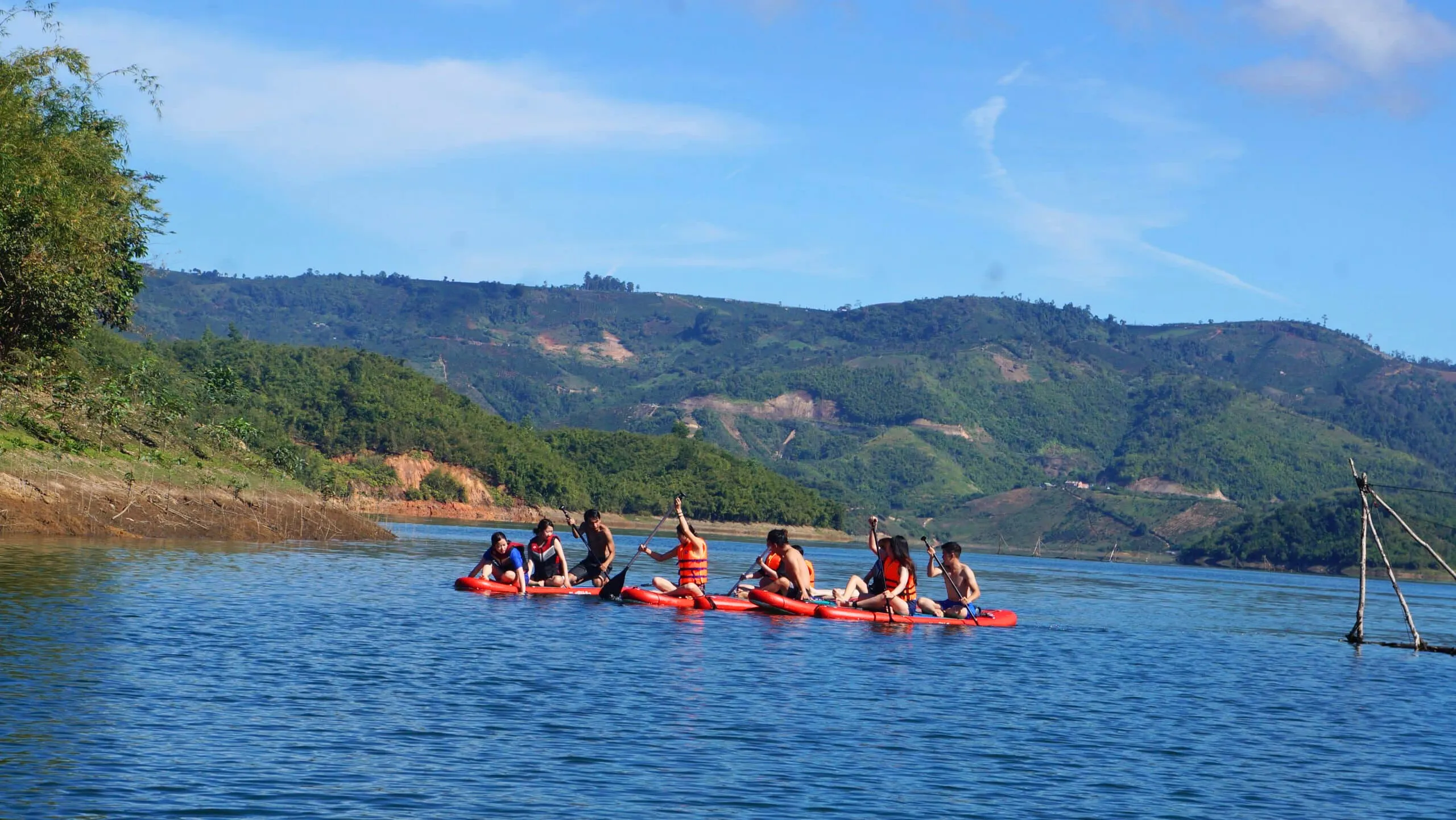 Nếu đến Hồ Tà Đùng mà chưa thử chèo SUP thì bạn đã bỏ lỡ một trong những trải nghiệm thú vị (Nguồn: sưu tầm)