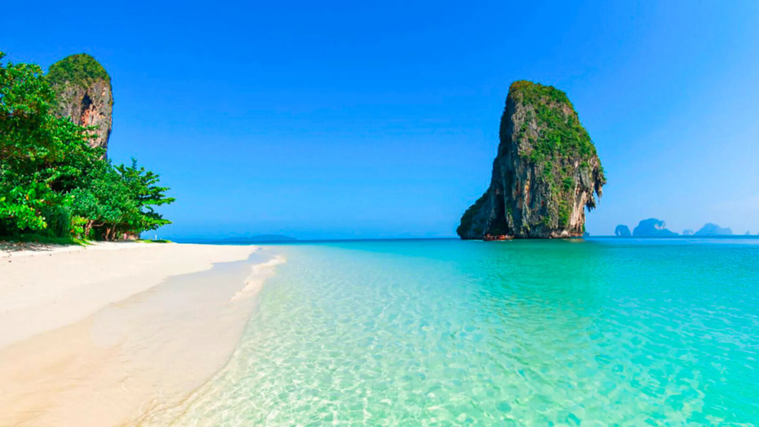 Bãi biển với bãi cát cong hình vòng cung độc đáo (Nguồn: sưu tầm)