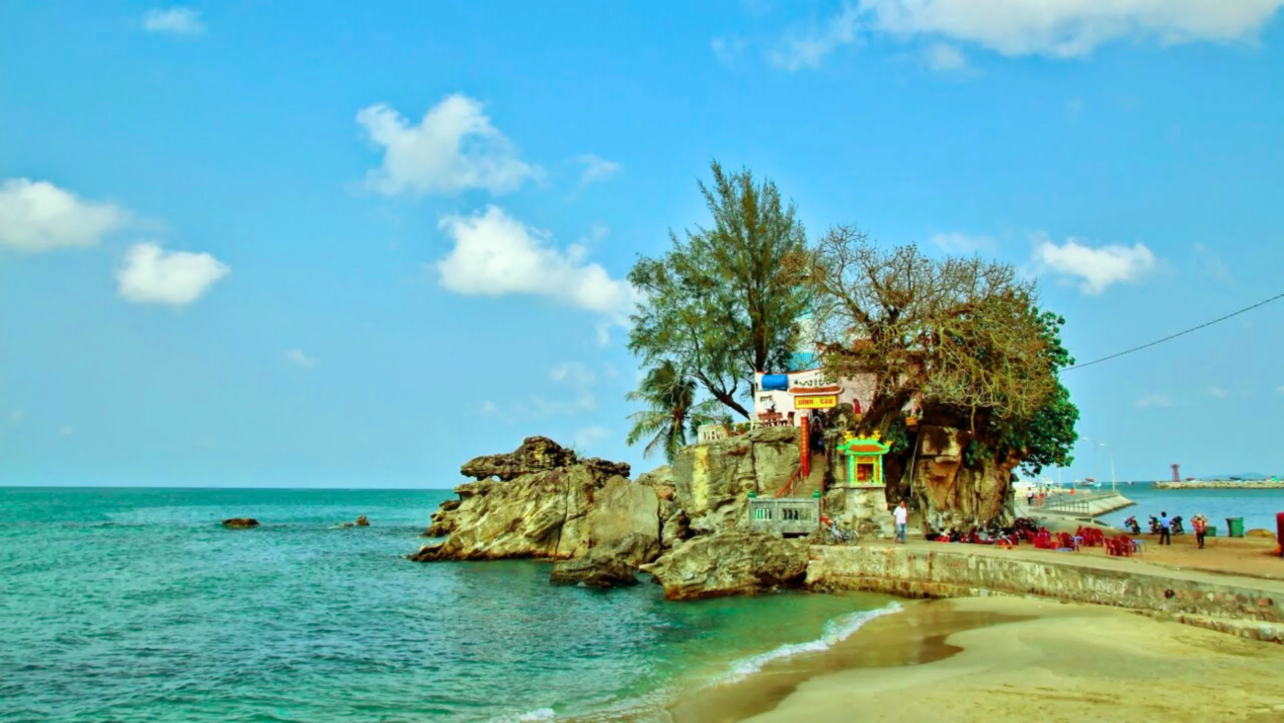 Ngôi miếu cổ linh thiêng nằm trên ghềnh đá với vị trí đắc địa nhìn ra biển (Nguồn: sưu tầm)