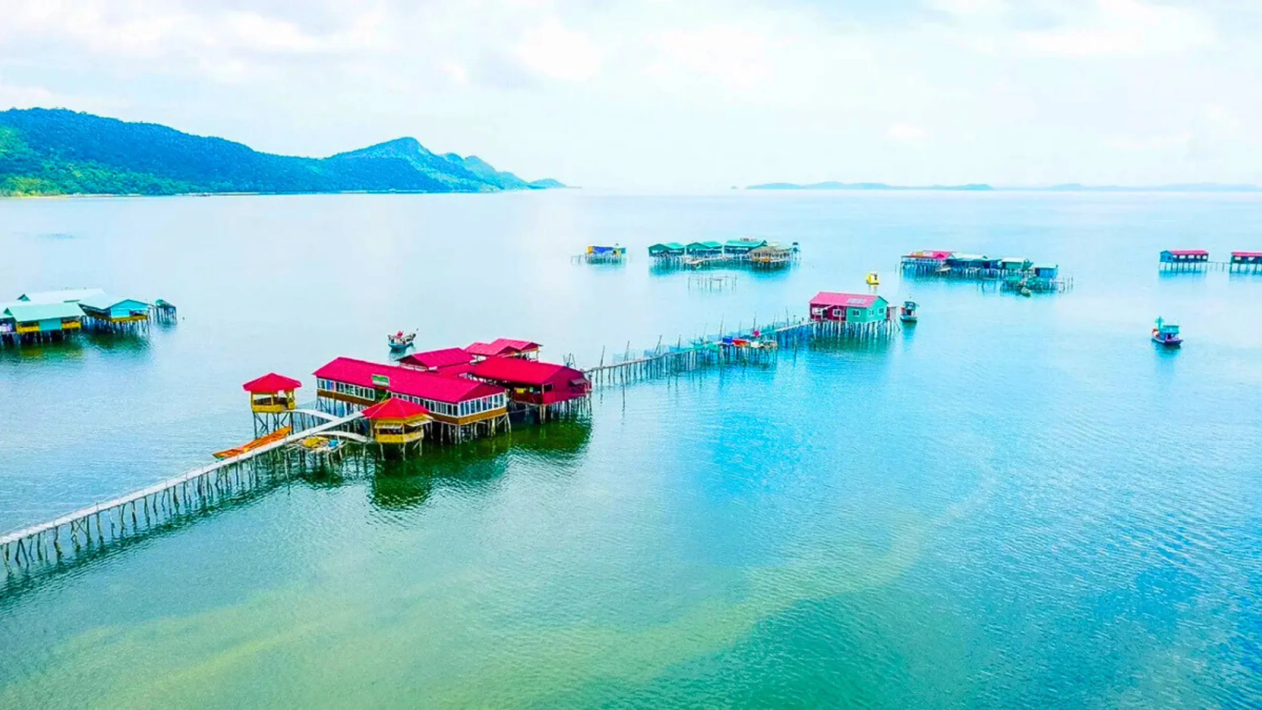 Làng chài bình dị với những nhà bè nổi và bãi biển đầy sao biển đỏ vào mùa khô (Nguồn: sưu tầm)