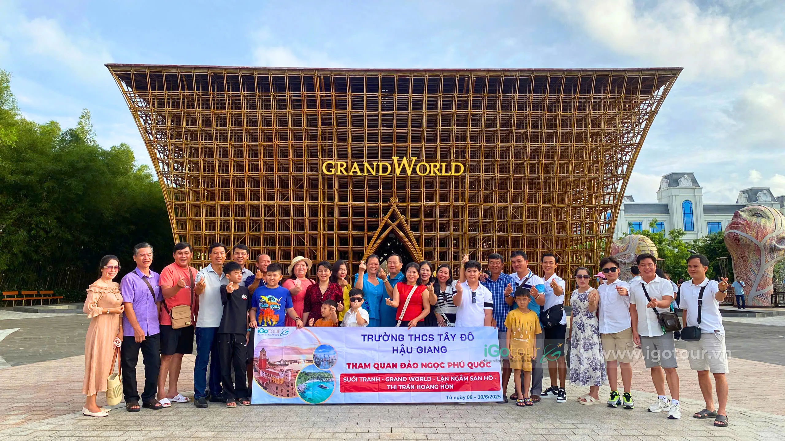 Đoàn khách hàng của iGotour chụp ảnh kỷ niệm tại Công trình Huyền Thoại Tre