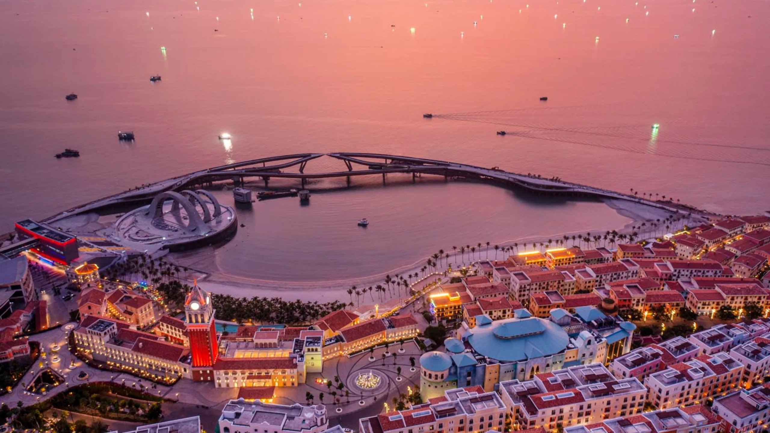 Một khu phức hợp mang đậm kiến trúc Địa Trung Hải lãng mạn của Sun Group (Nguồn: sưu tầm)