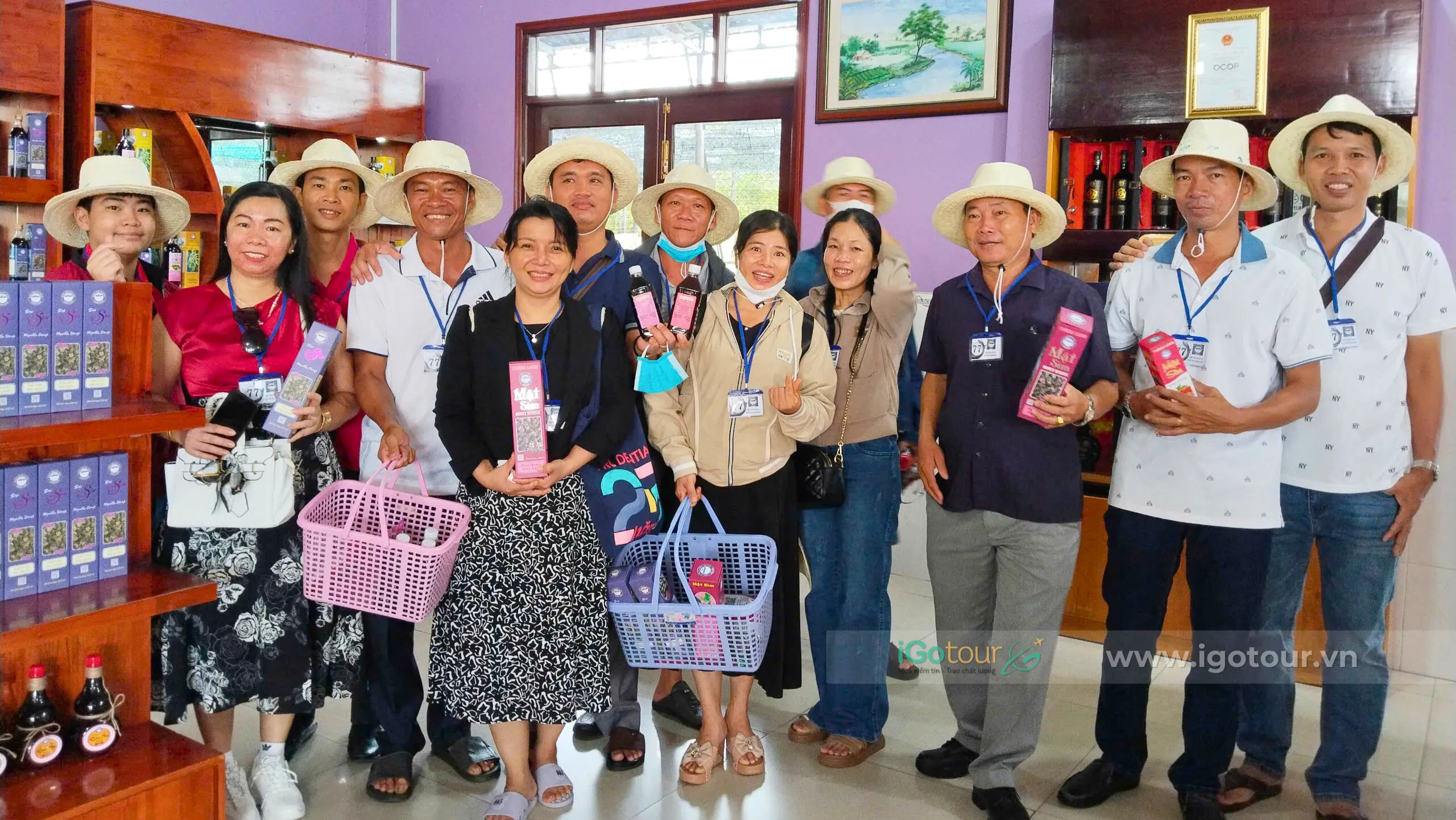 Đoàn khách hàng iGotour check-in, mua sắm tại Cơ sở sản xuất rượu sim Thành Long