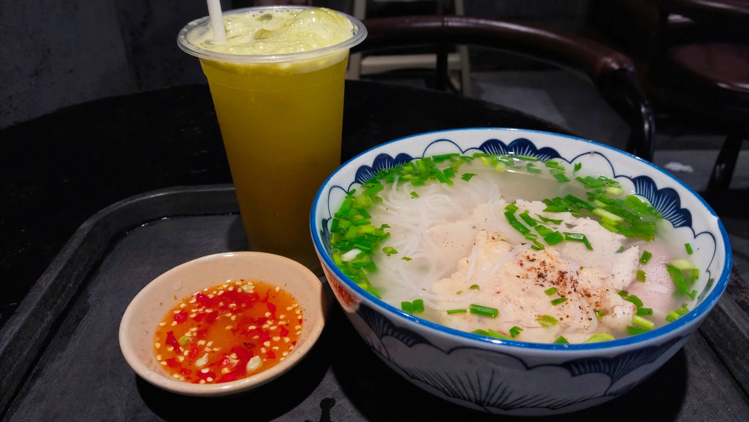 Món bún độc đáo, nổi tiếng với việc tự tay "quậy" chả cá vào nước dùng nóng hổi