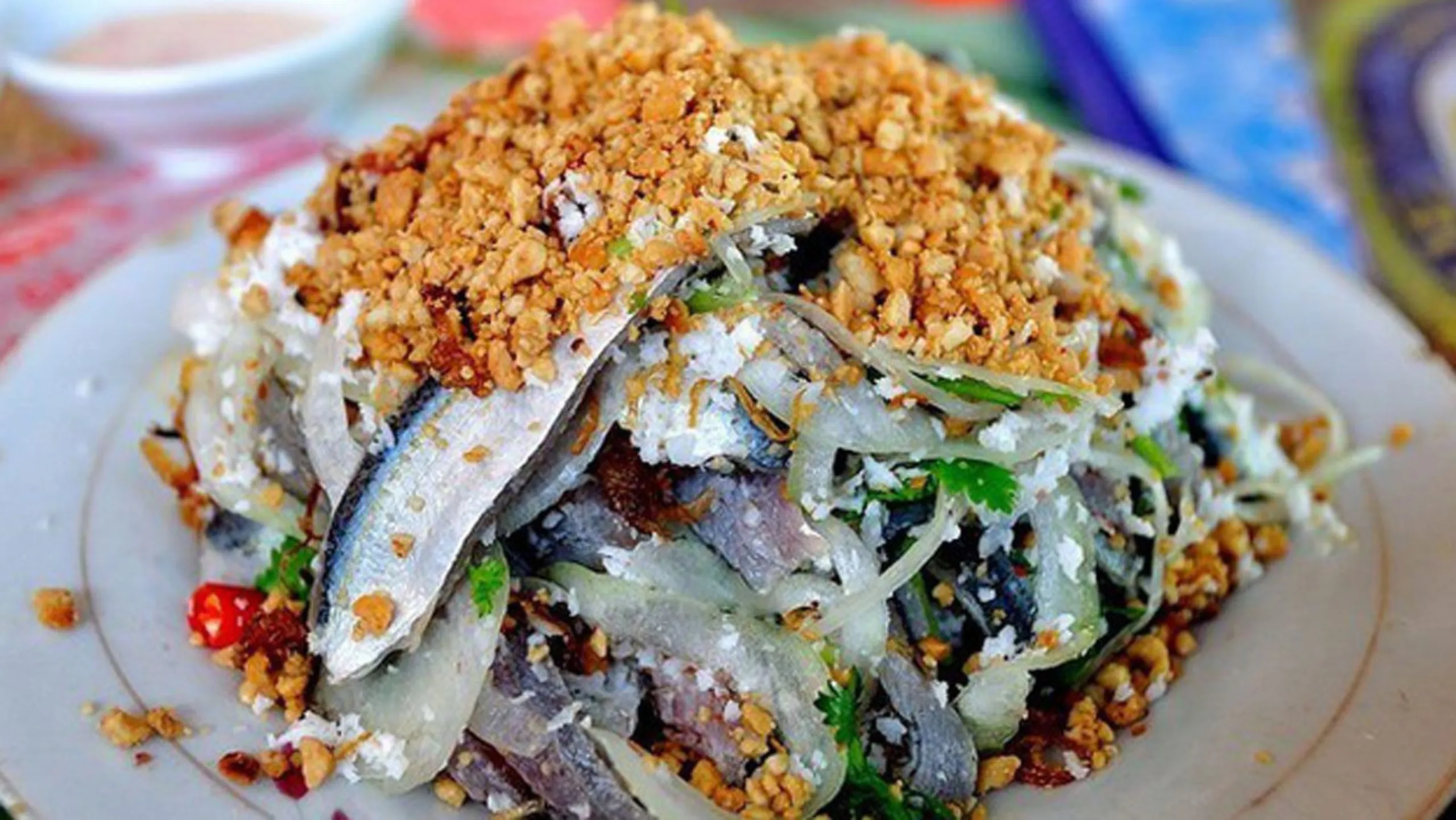 Món gỏi thanh mát với cá trích tươi sống (Nguồn: sưu tầm)