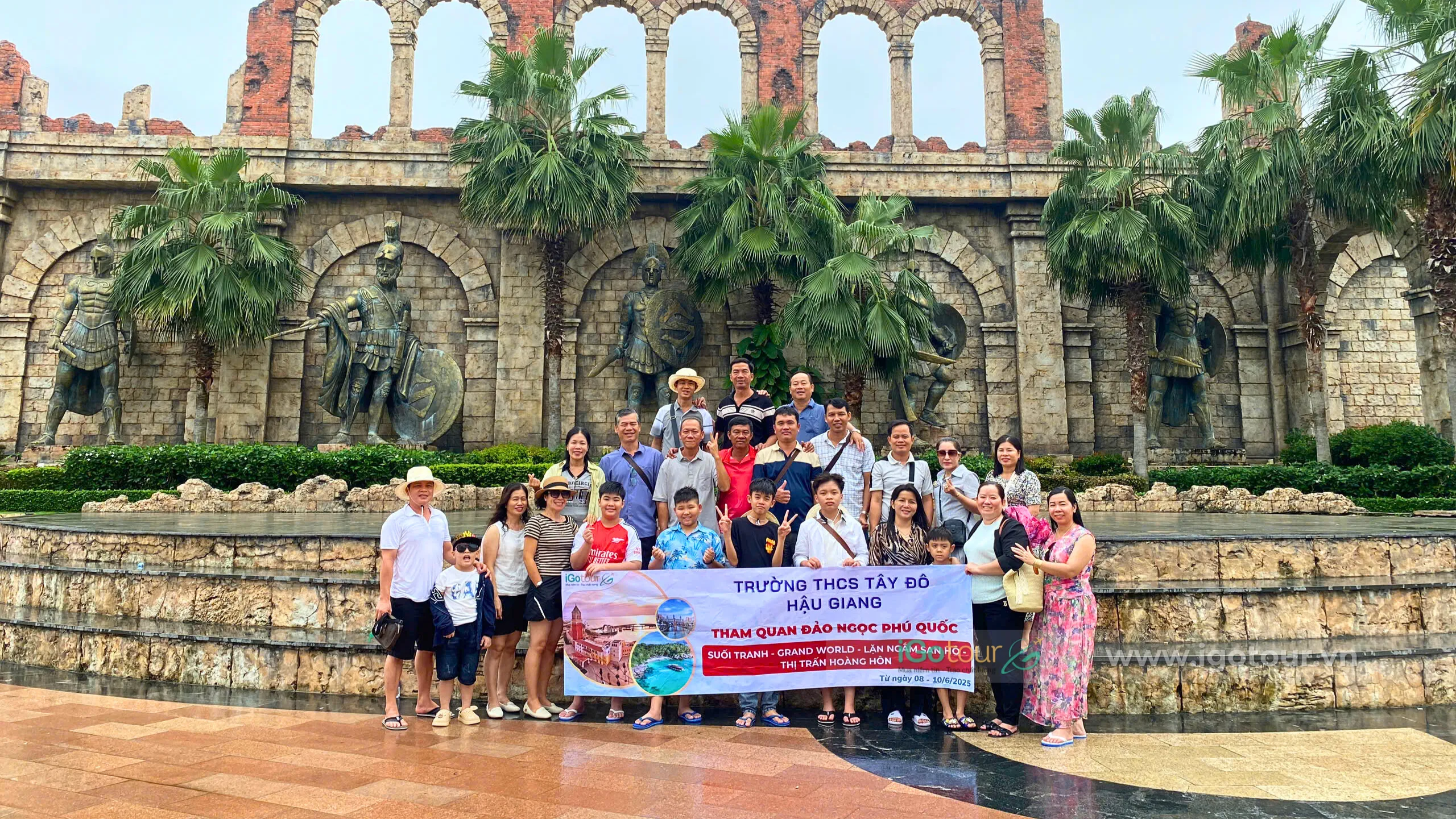 Đoàn khách hàng check-in tại Quảng trường La Mã - một trong những điểm nổi bật tại Phú Quốc