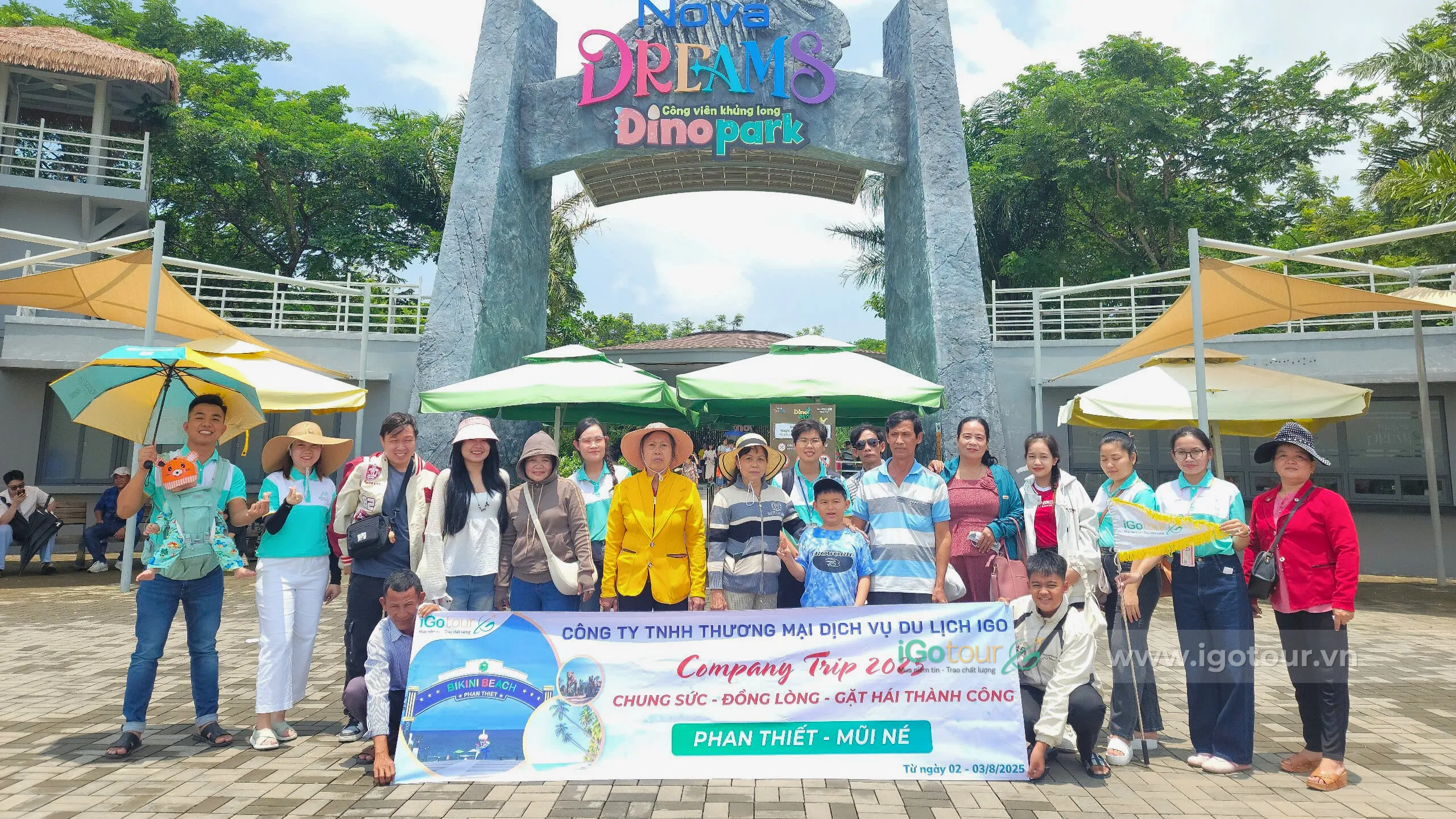 Nhiều trải nghiệm thú vị cho các thành viên trong đoàn tại công viên khủng long