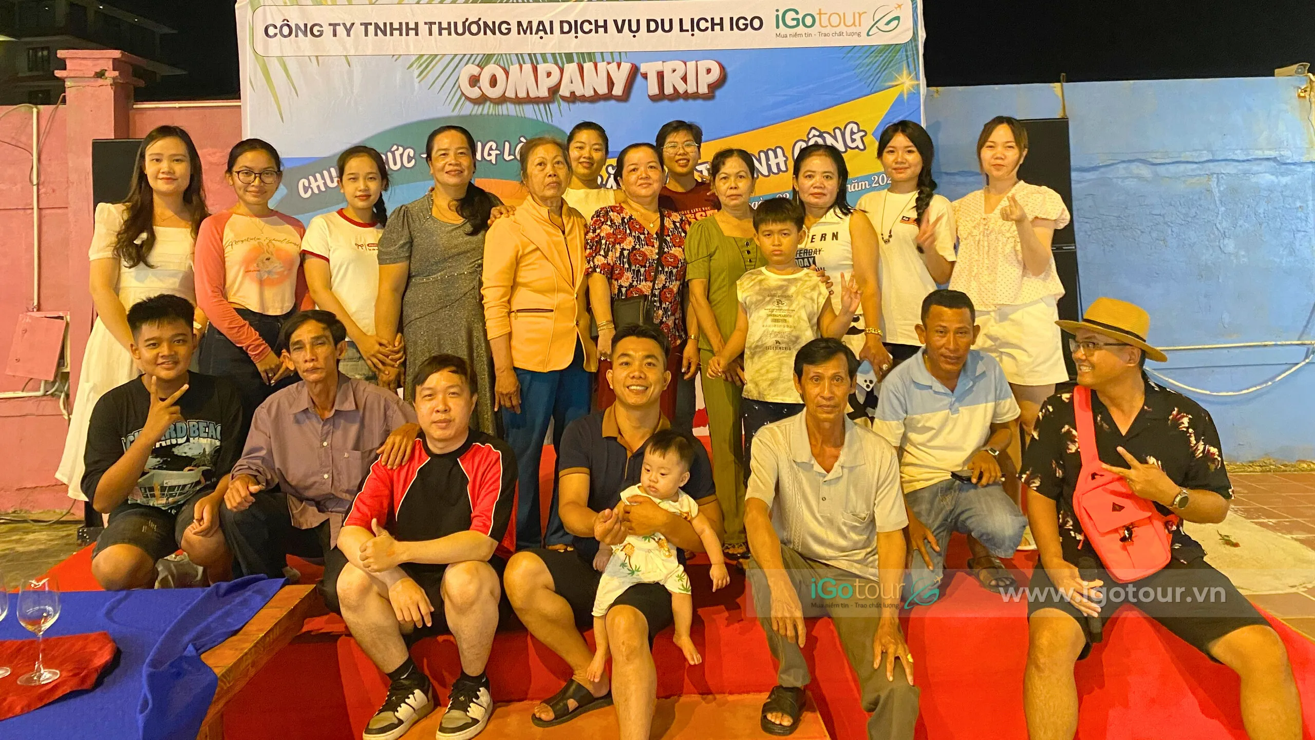 Chụp ảnh tập thể, lưu giữ những kỉ niệm đẹp trong đêm Gala Dinner