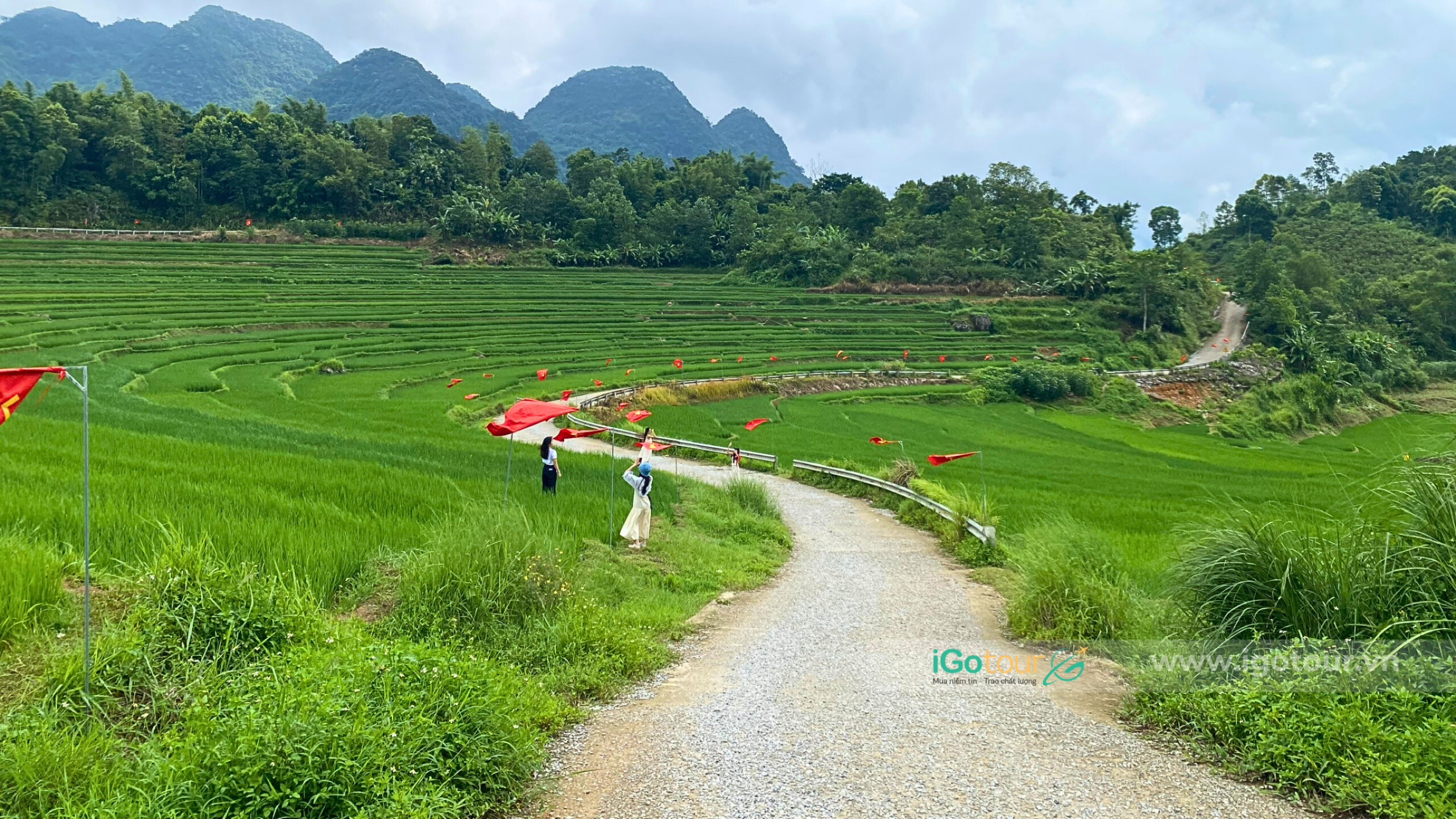 Cung đường chữ S với đường cờ Tổ Quốc ở Bản Đôn