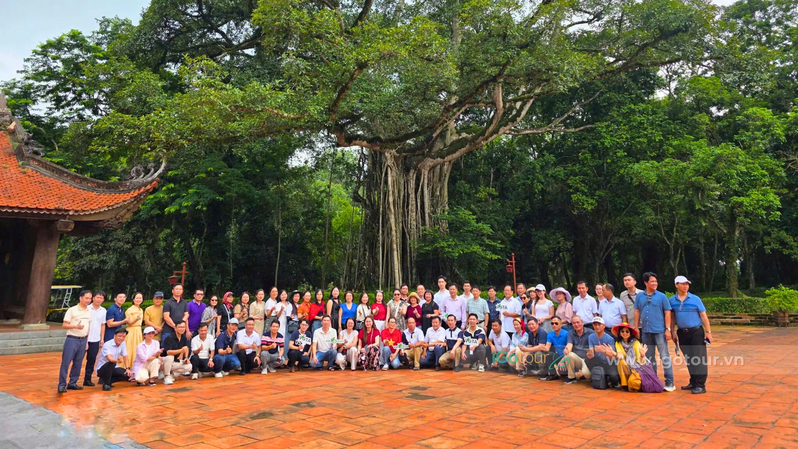 Đoàn chụp ảnh lưu niệm tại Khu Di tích Lịch sử Lam Kinh