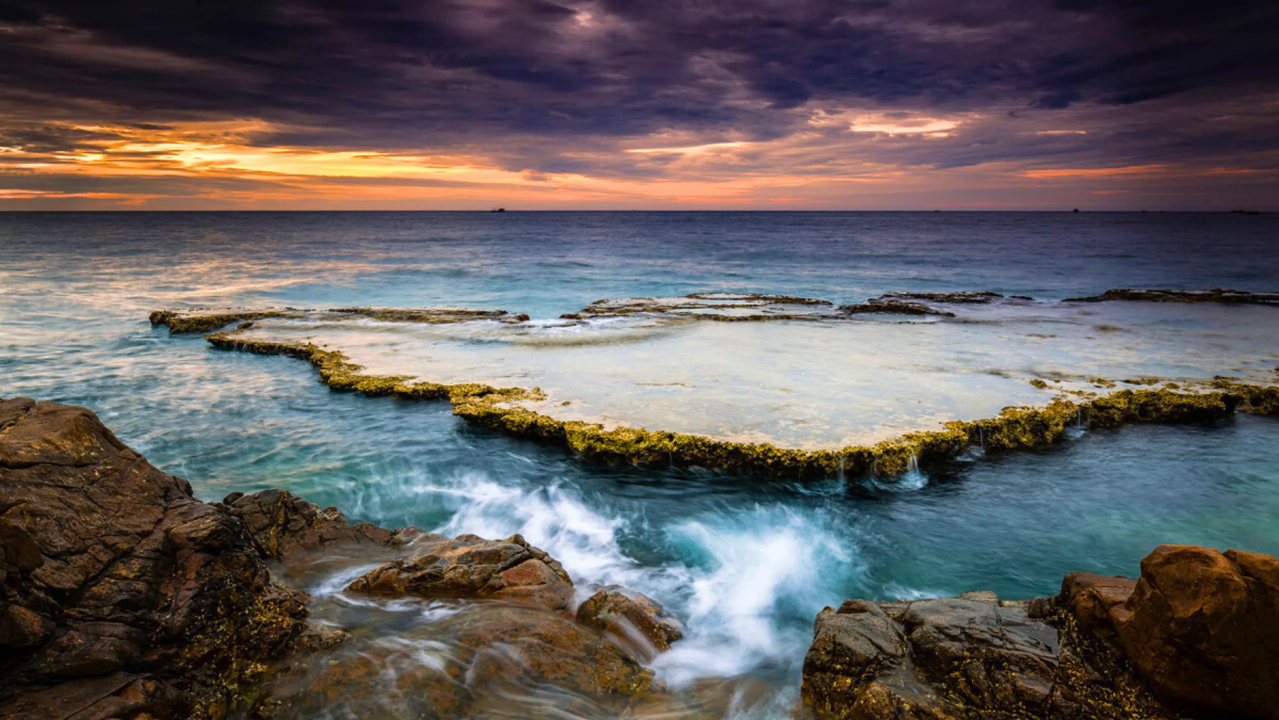 Hang Rái là sự kết hợp kỳ diệu của núi, biển và bãi đá san hô cổ (Nguồn: sưu tầm)