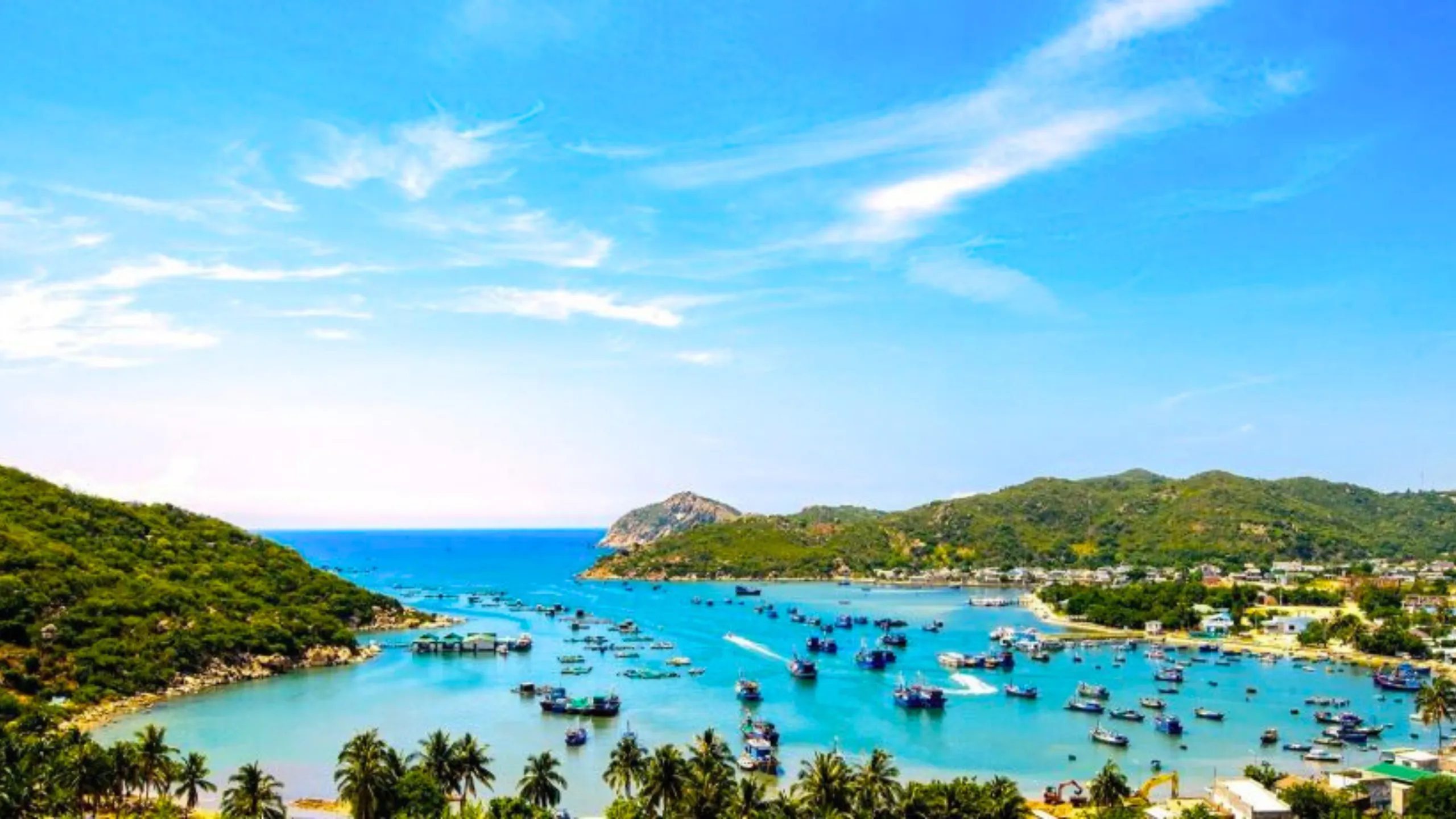 Vịnh Vĩnh Hy được xem là một trong những vịnh biển đẹp nhất Việt Nam