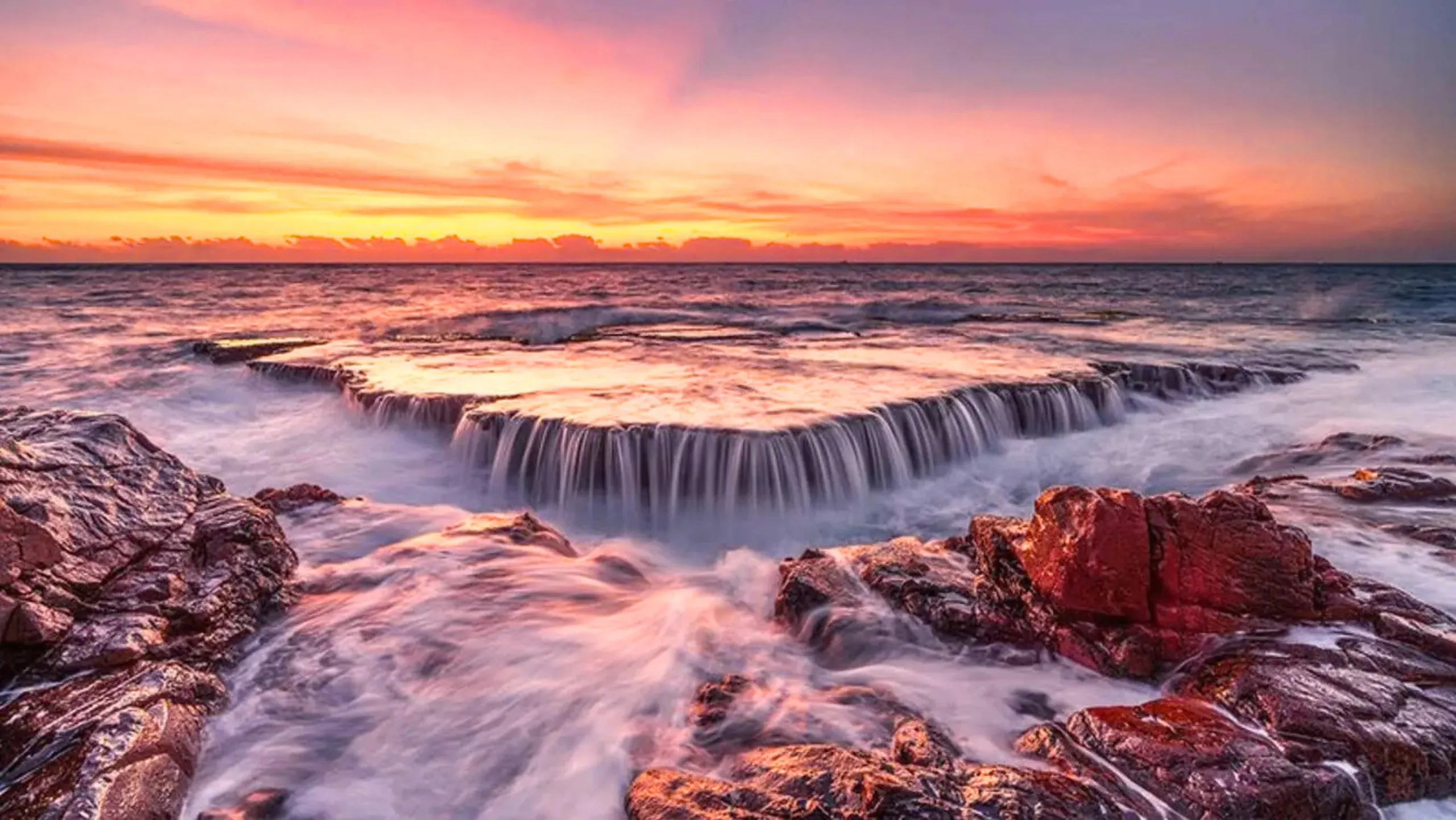 "Thác nước trên biển" - cảnh tượng thiên nhiên đầy ngoạn mục (Nguồn: sưu tầm)