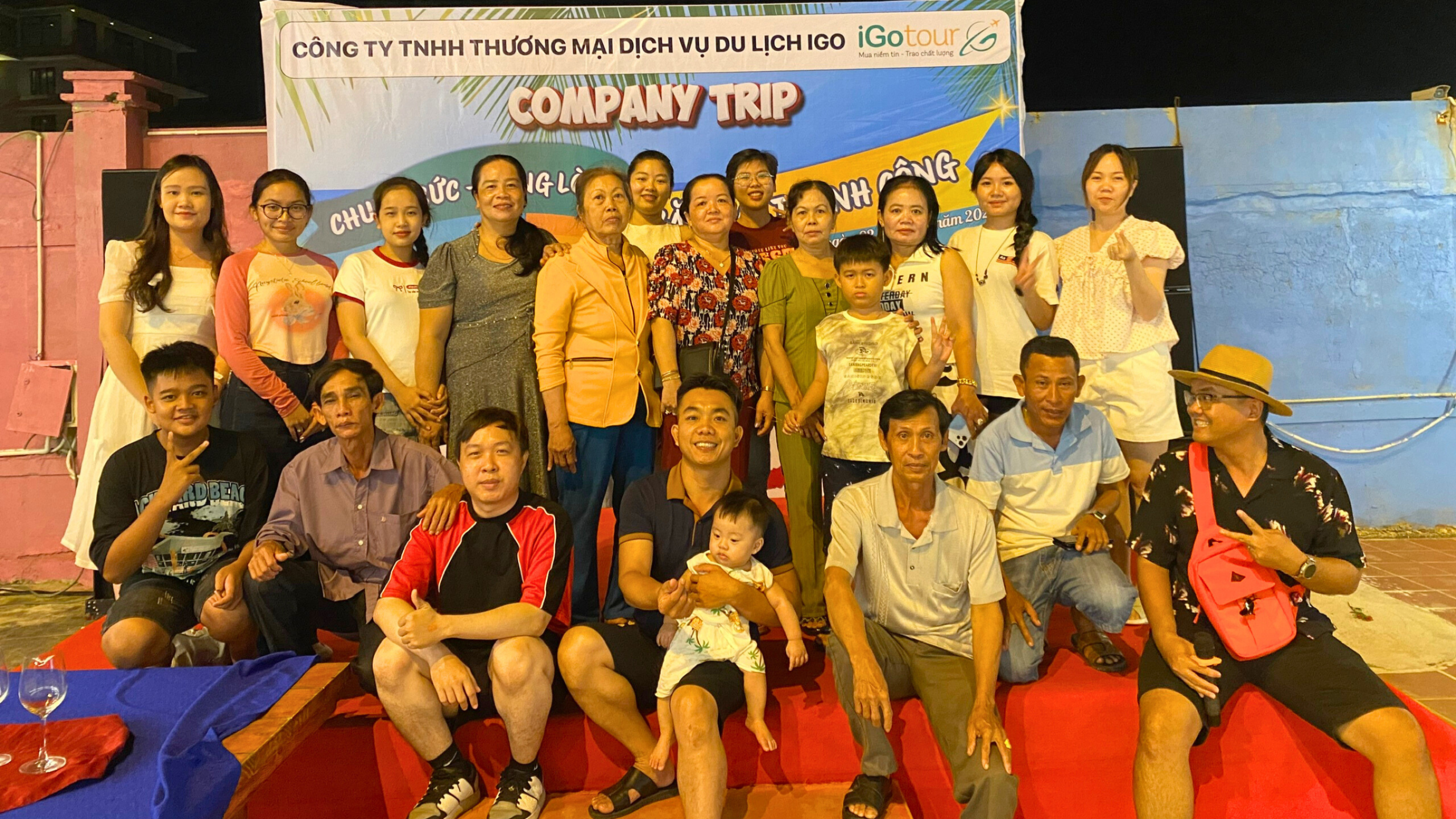 Chụp ảnh tập thể, lưu giữ những kỉ niệm đẹp trong đêm Gala Dinner