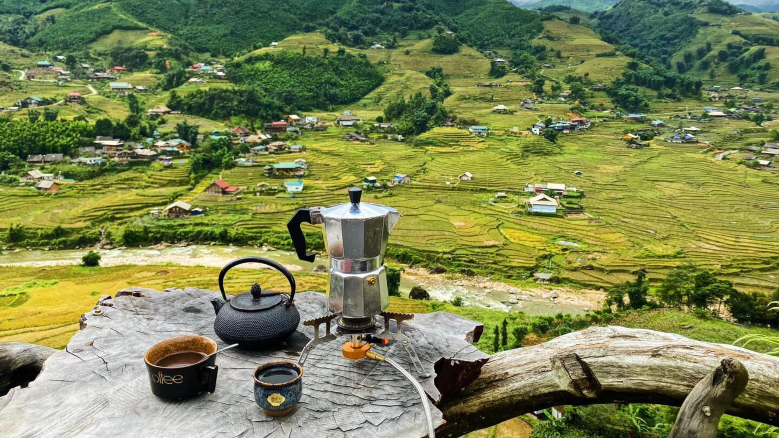 Thức dậy giữa bản làng, lắng nghe tiếng gió thổi qua những đồng lúa chín
