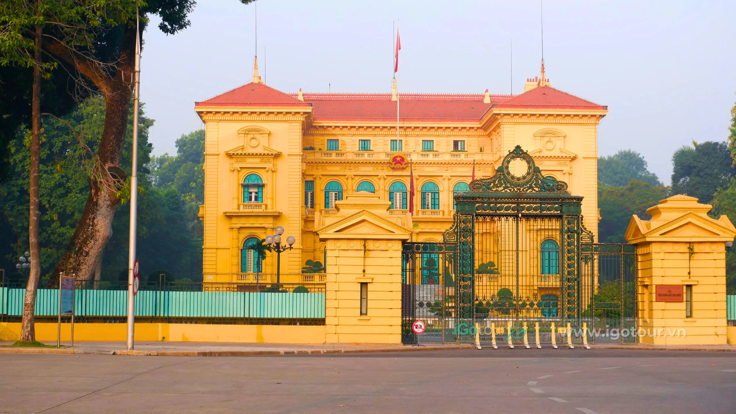 Phủ Chủ tịch nằm giữa khu vườn xanh mát