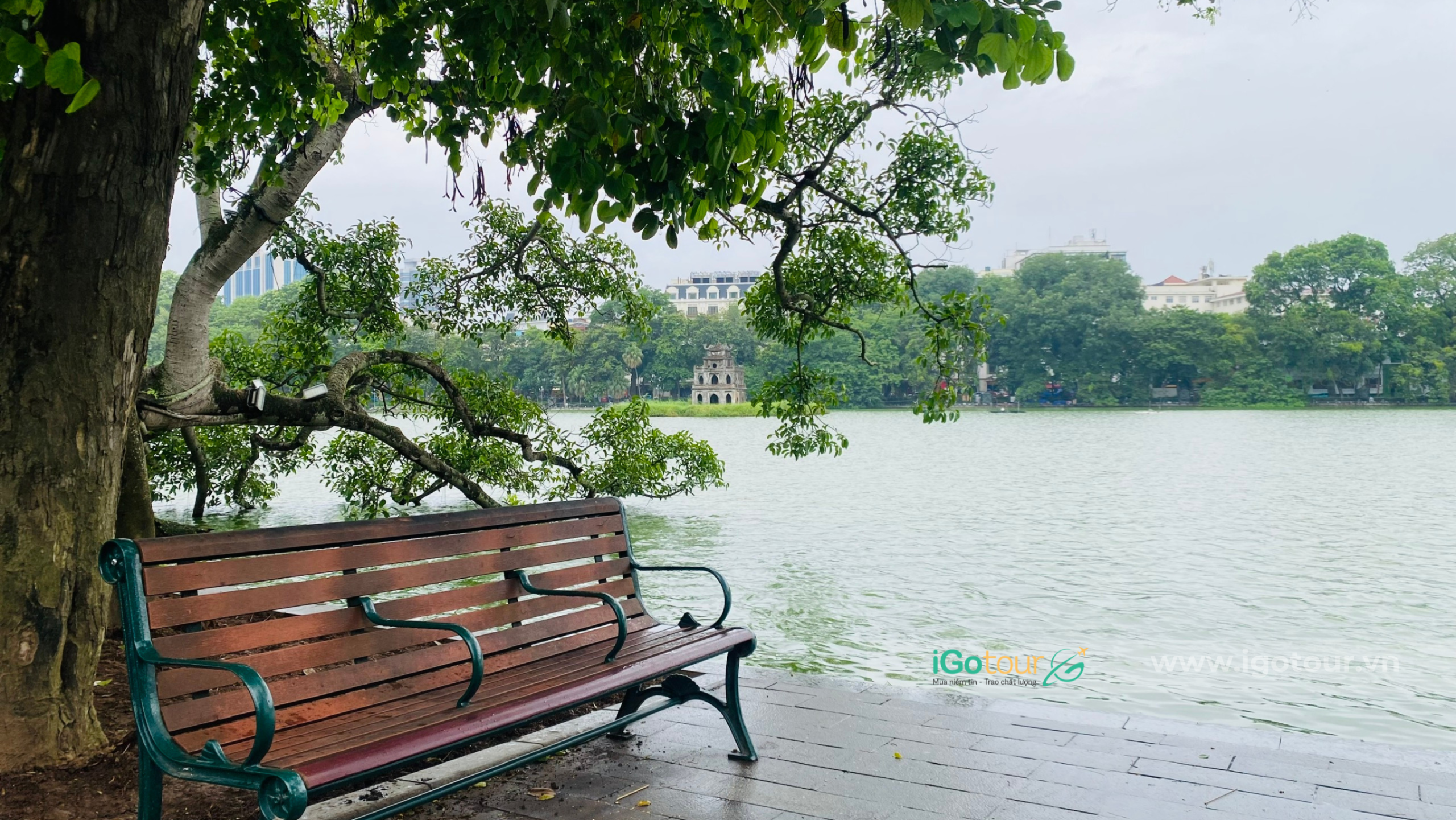Đến Hồ Gươm để thư giãn, ngắm cảnh và cảm nhận nhịp sống thanh bình