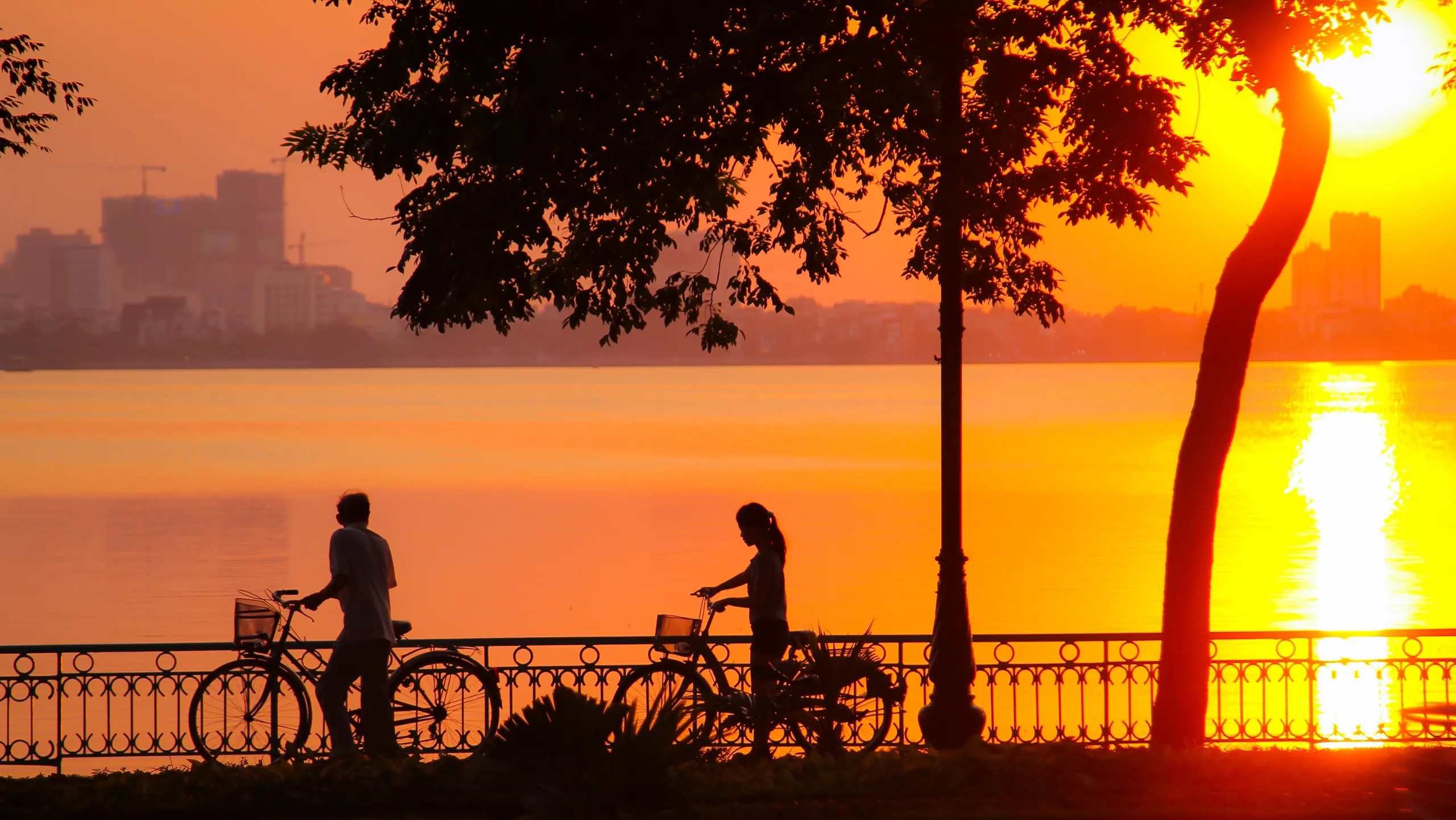 Hồ Tây lãng đãng sương thu, điểm hẹn bình yên của Hà Thành (Nguồn: sưu tầm)
