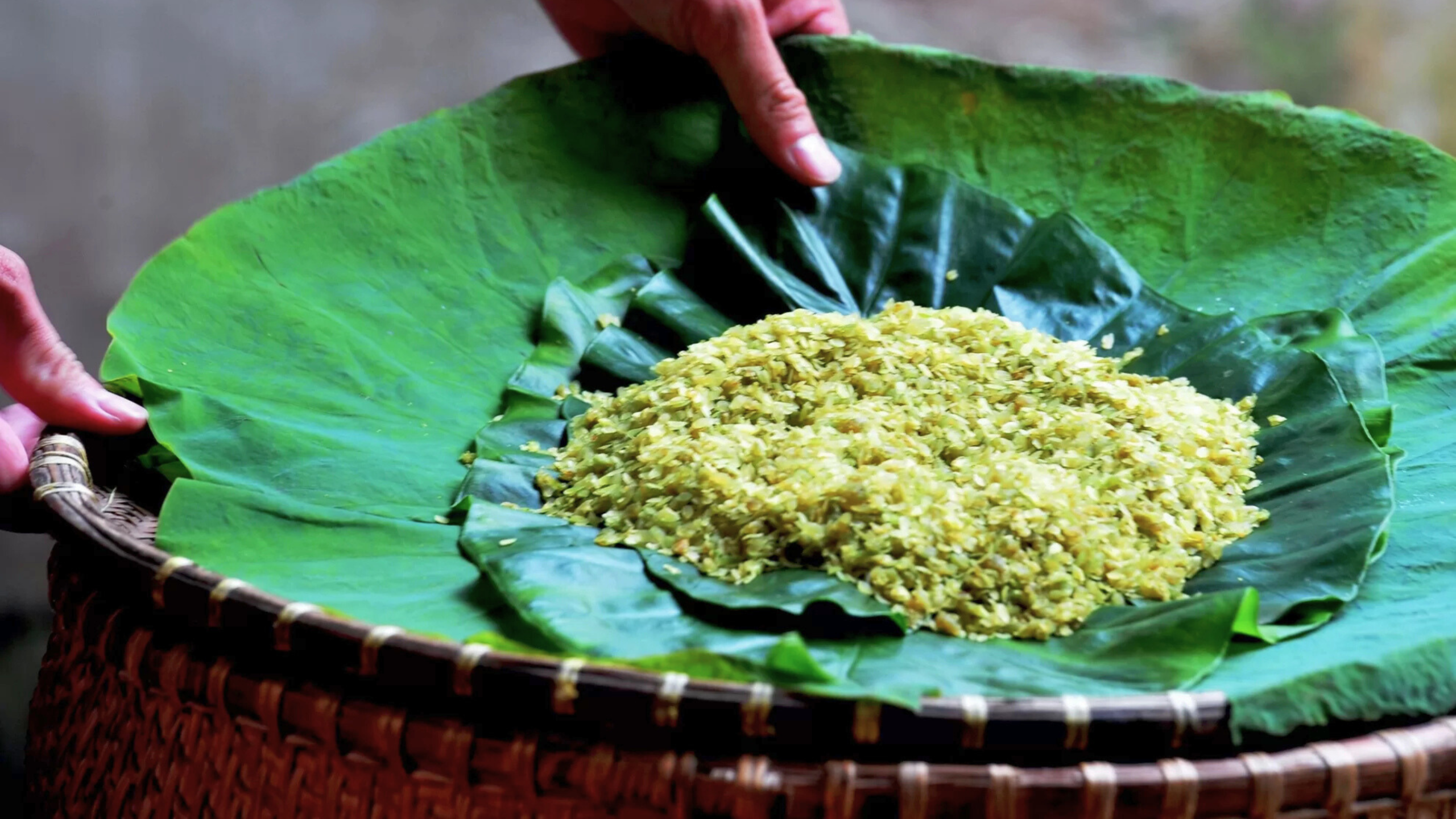 Cốm là thức quà mang hương vị đặc trưng của mùa thu Hà Nội (Nguồn: sưu tầm)
