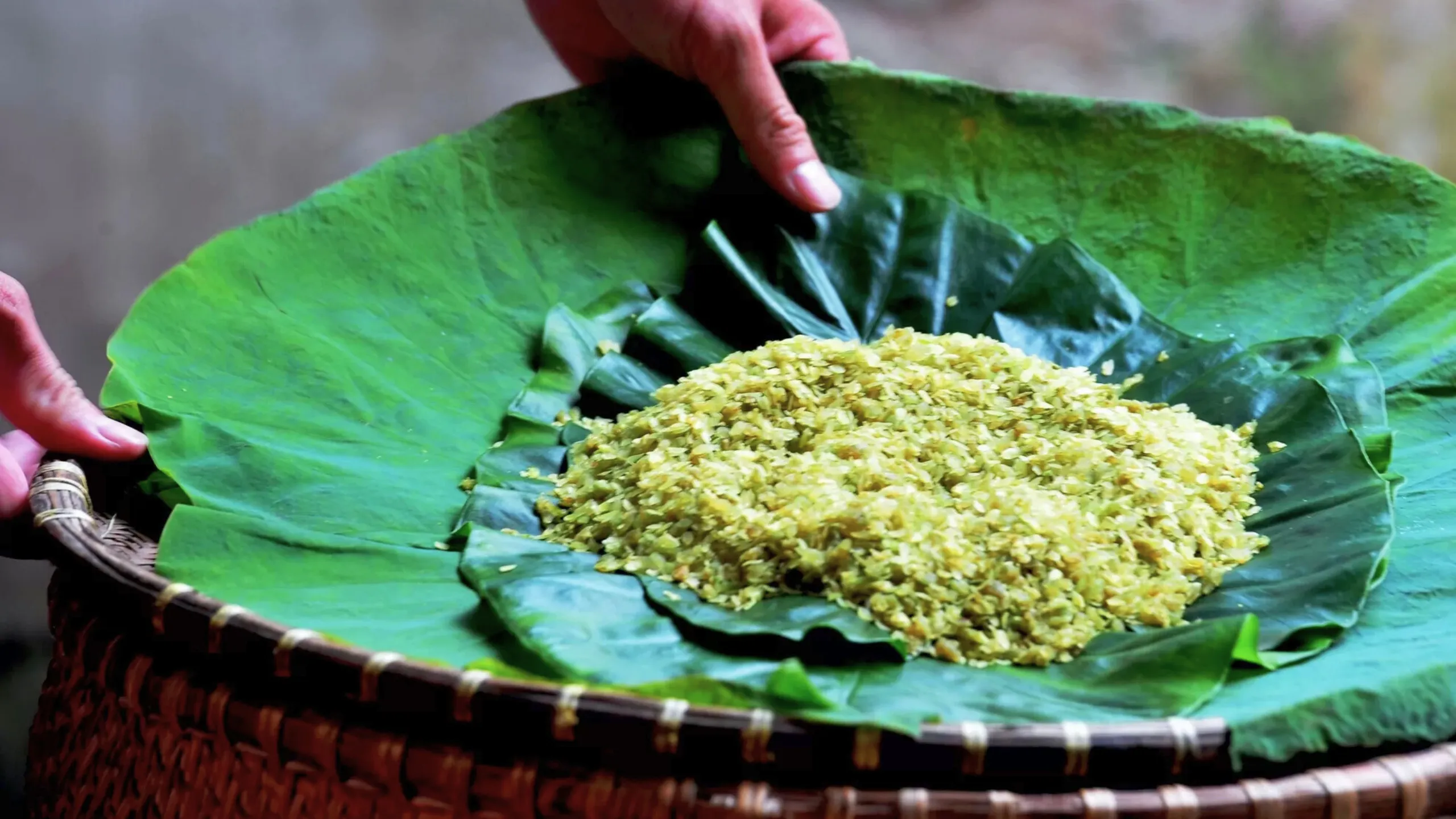 Cốm là thức quà mang hương vị đặc trưng của mùa thu Hà Nội (Nguồn: sưu tầm)