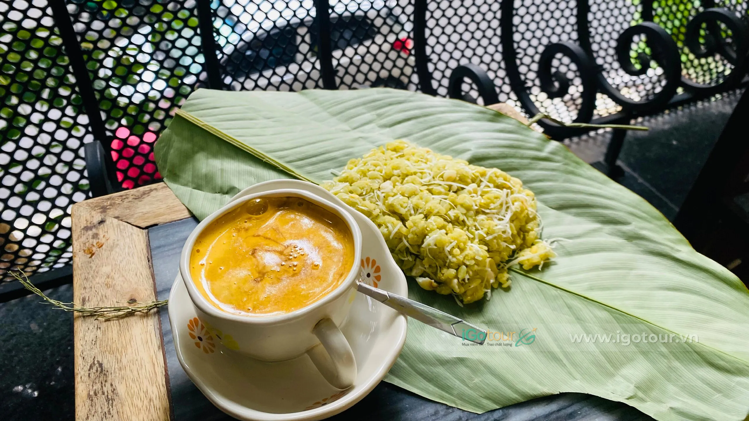 Thưởng thức cà phê trứng béo ngậy giữa tiết thu se lạnh