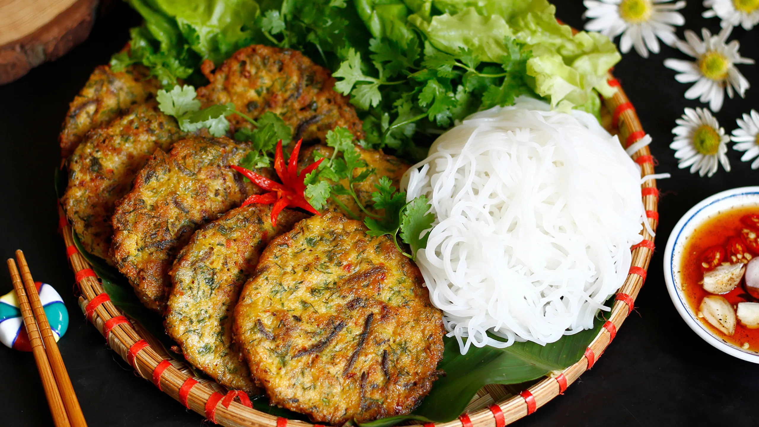 Rươi – loài “lộc trời” chỉ xuất hiện vào những tháng cuối thu, đầu đông (Nguồn: sưu tầm)