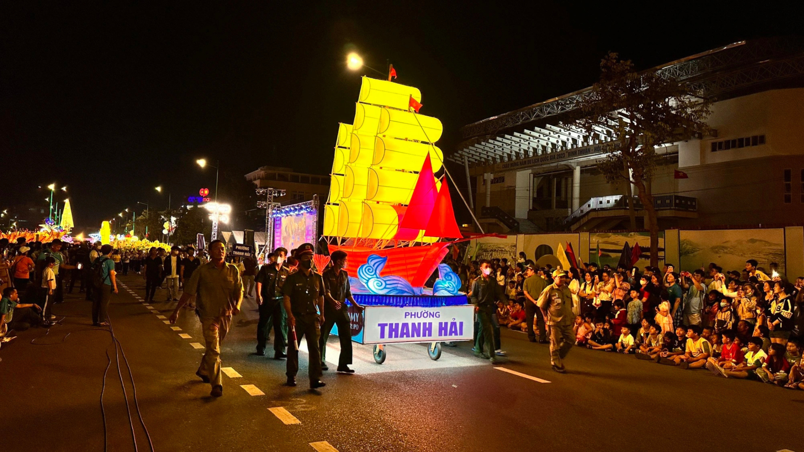 Rước đèn là hoạt động không thể thiếu của trẻ nhỏ trong đêm Trung thu (Nguồn: sưu tầm)
