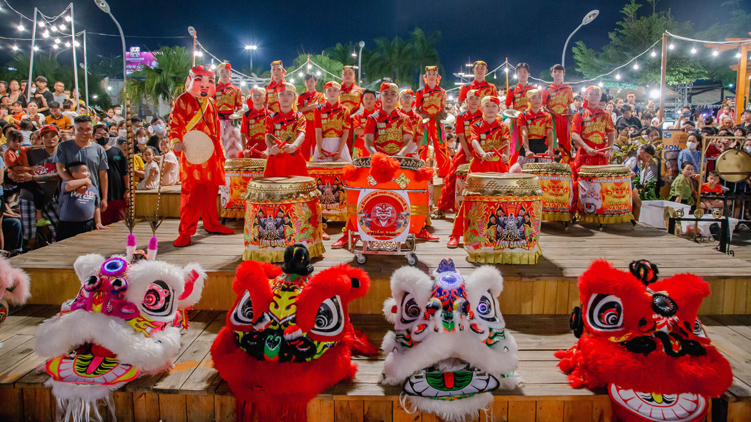 Múa lân cũng là hoạt động sôi nổi, được mong chờ trong dịp Tết Trung thu (Nguồn: sưu tầm)