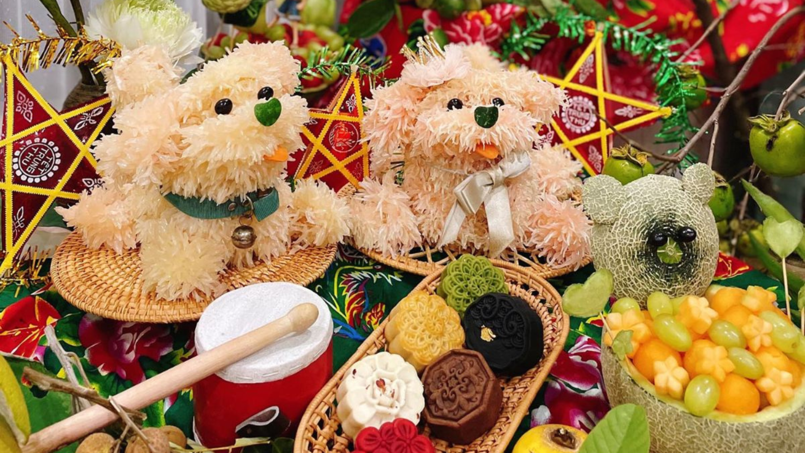 Trẻ em ăn bánh kẹo, hoa quả trong đêm Trung thu được gọi là "phá cỗ" (Nguồn: sưu tầm)