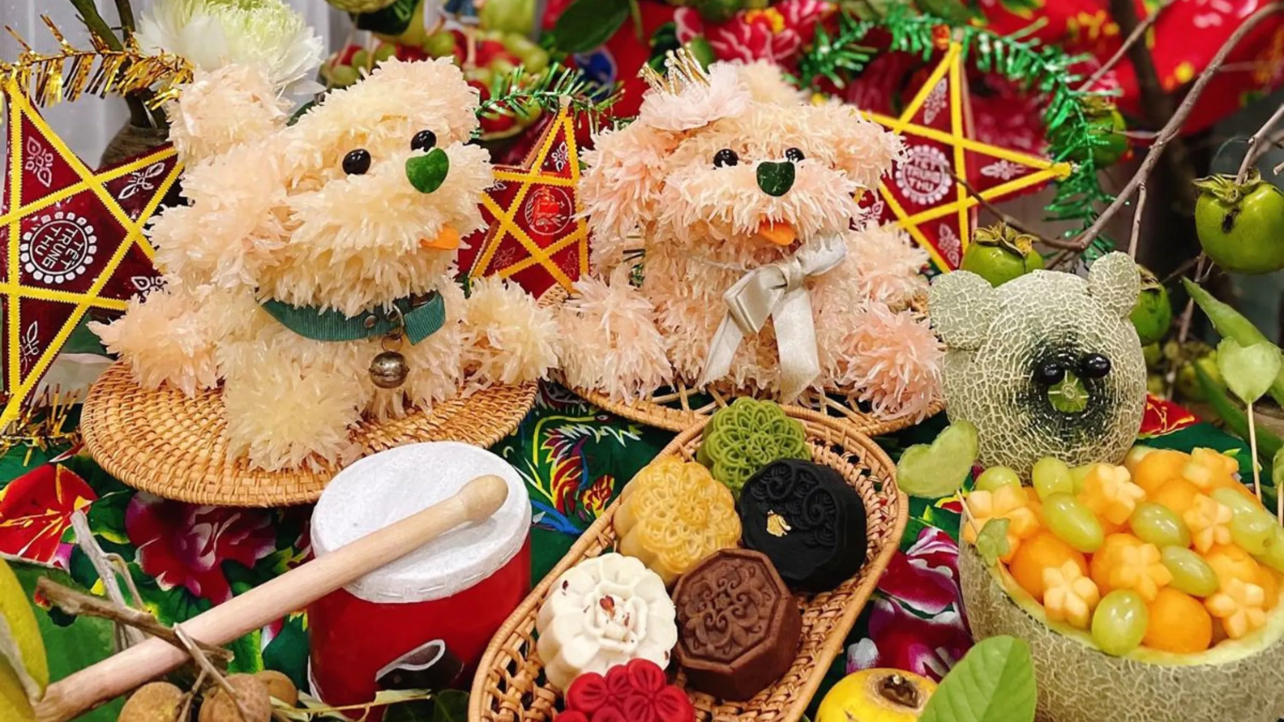 Trẻ em ăn bánh kẹo, hoa quả trong đêm Trung thu được gọi là "phá cỗ" (Nguồn: sưu tầm)