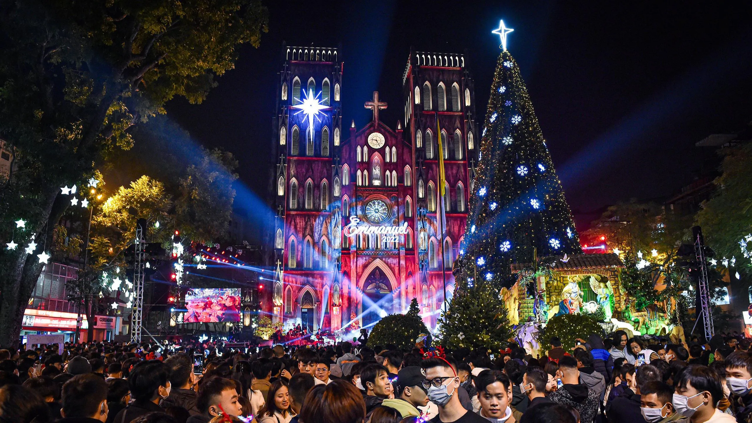 Giáng sinh ở Việt Nam không chỉ dành cho người Công giáo mà còn thu hút đông đảo mọi người