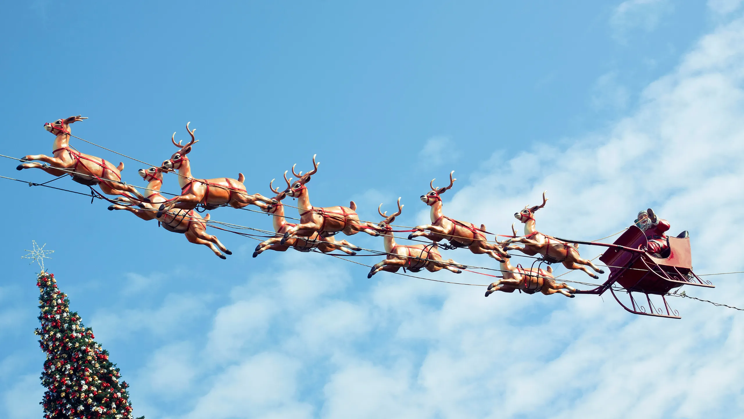 Ông Già Noel đi khắp thế giới để tặng quà cho những đứa trẻ ngoan