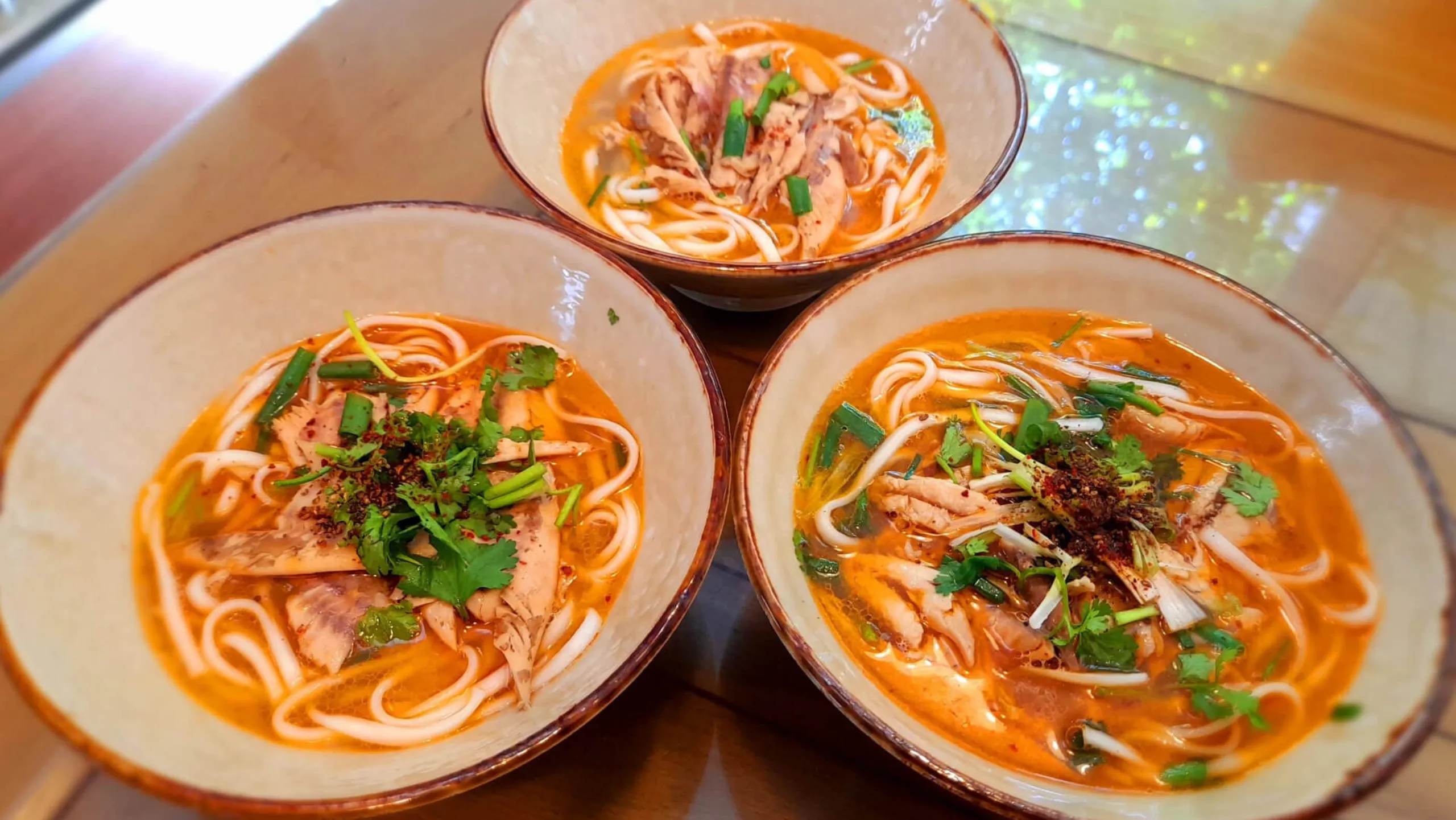 Một tô bánh canh nóng hổi khi phố còn chưa đông khách là đủ sưởi ấm cả người (Nguồn: sưu tầm)