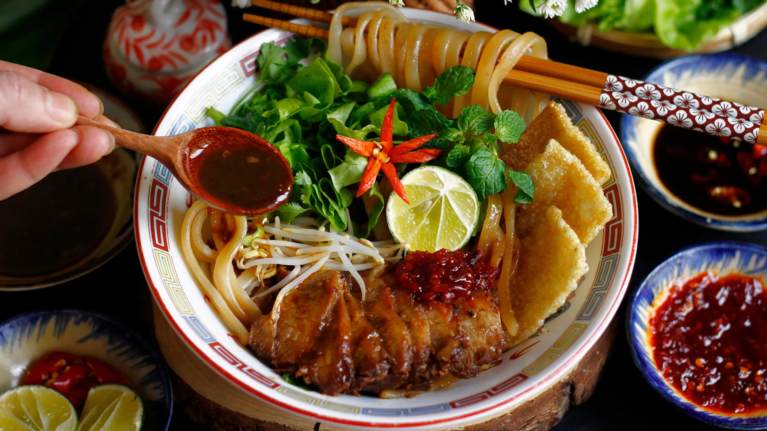 Nhiều du khách vẫn nói rằng: “cao lầu chỉ thực sự ngon khi được ăn ngay giữa lòng di sản” (Nguồn: sưu tầm)