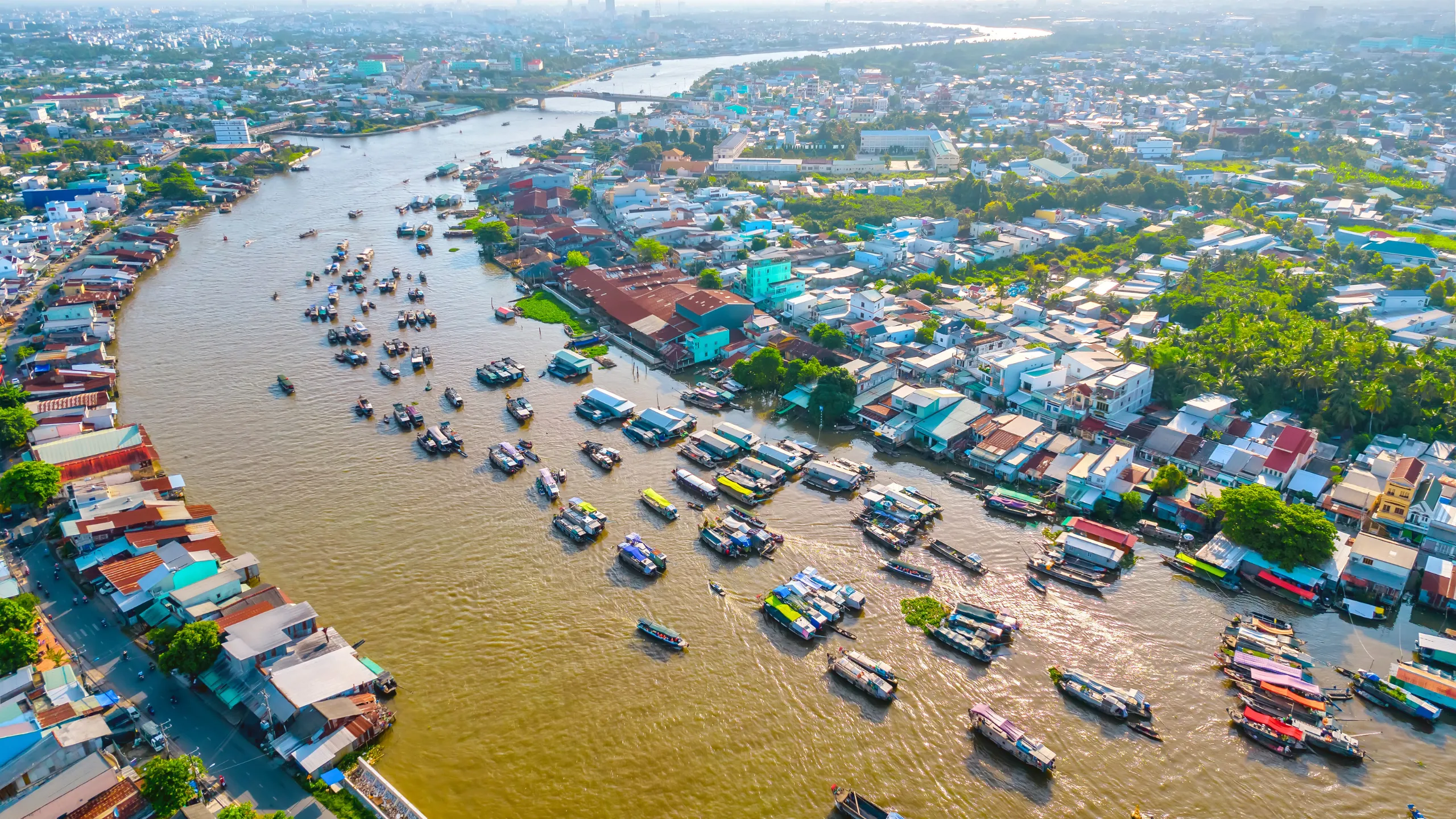 Chợ nổi thường họp ở khúc sông - nơi giao nhau của những nhánh sông cùng đổ về, thuận tiện cho thuyền bè neo đậu và giao thương (Nguồn: sưu tầm)