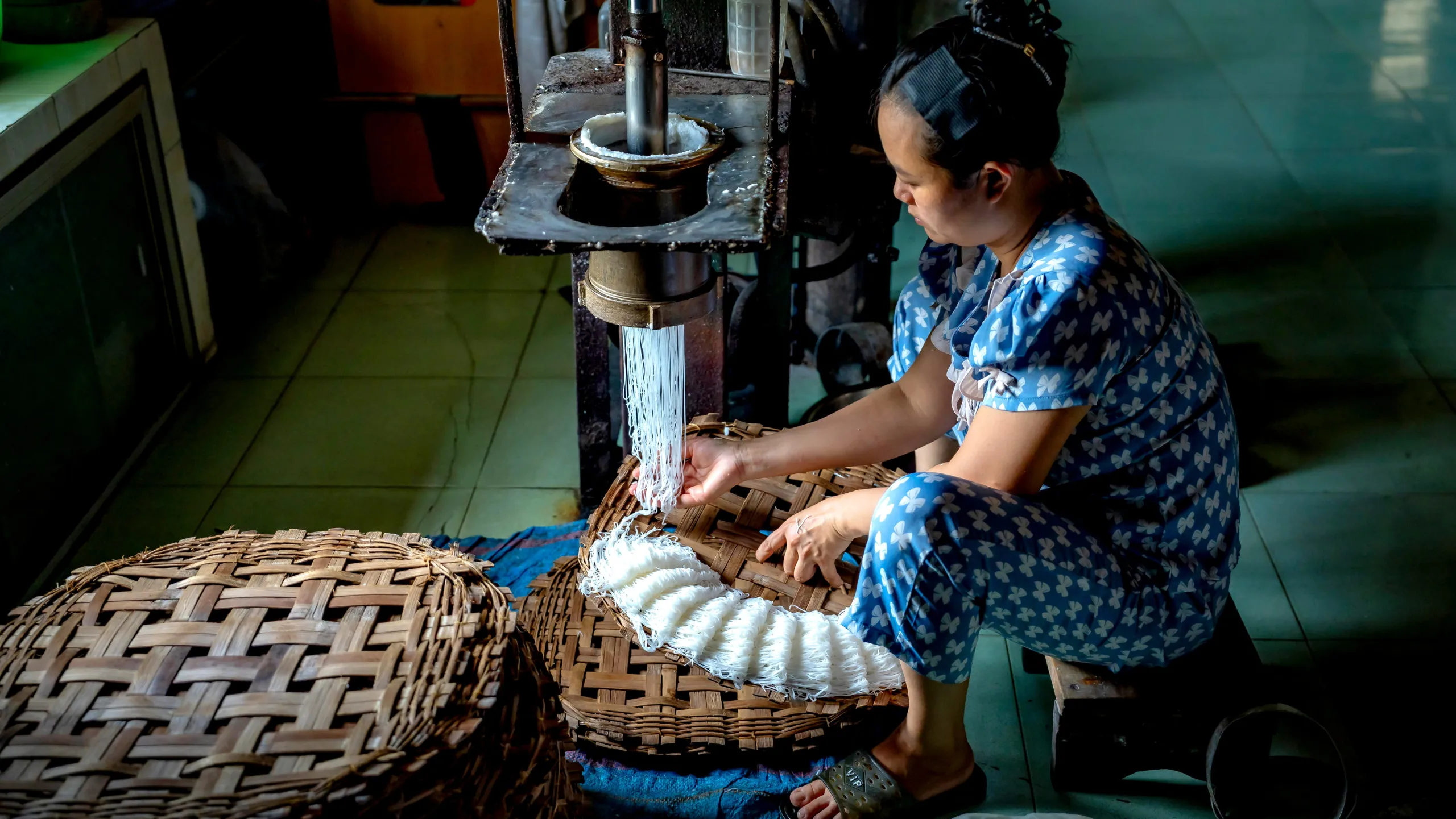 Hành trình khám phá chợ nổi sẽ không trọn vẹn nếu chưa đến tham quan lò hủ tiếu truyền thống (Nguồn: sưu tầm)