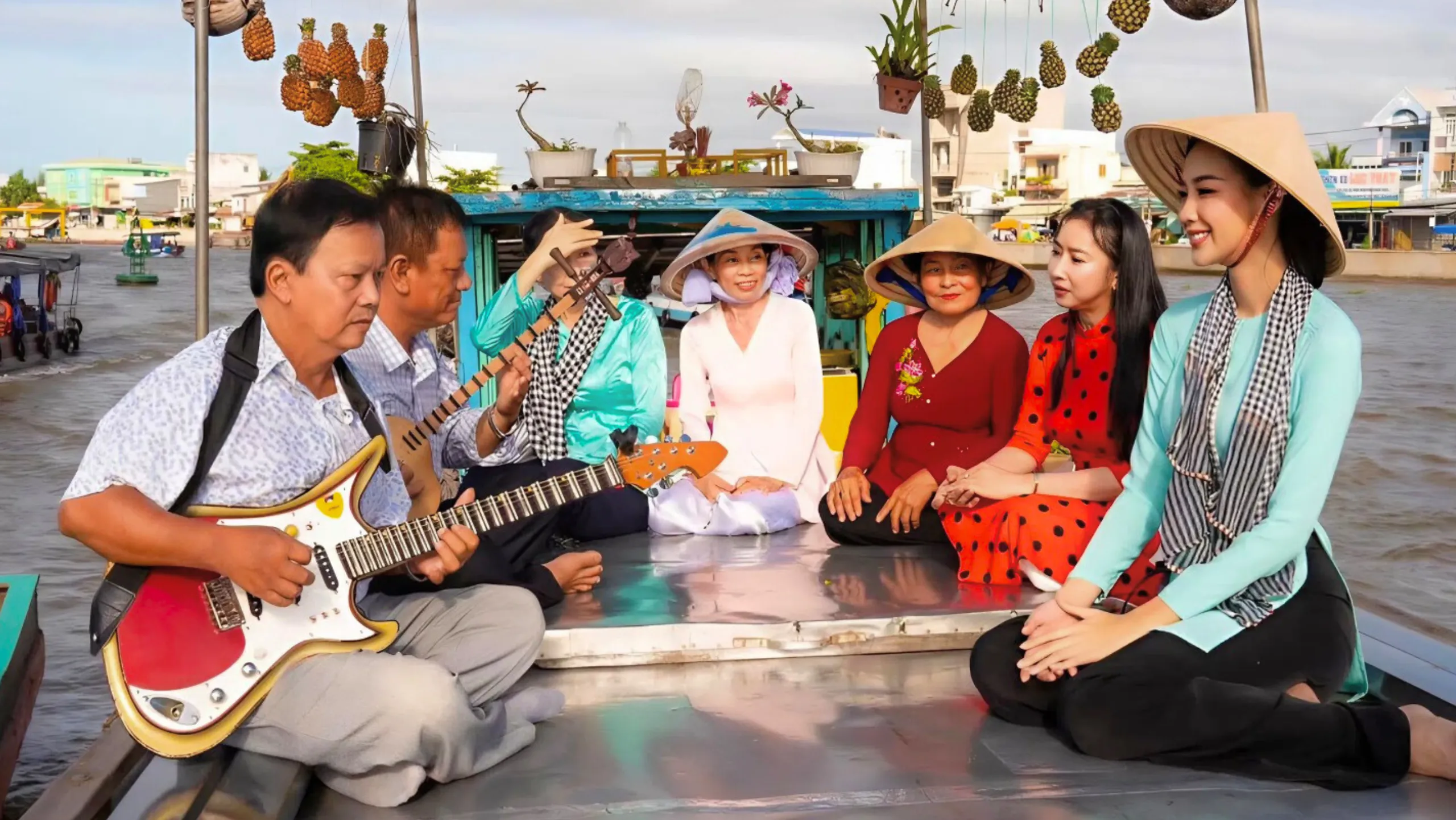 Nghe đờn ca tài tử để lắng lòng và cảm nhận cái tình, cái chân chất của miền Tây (Nguồn: sưu tầm)