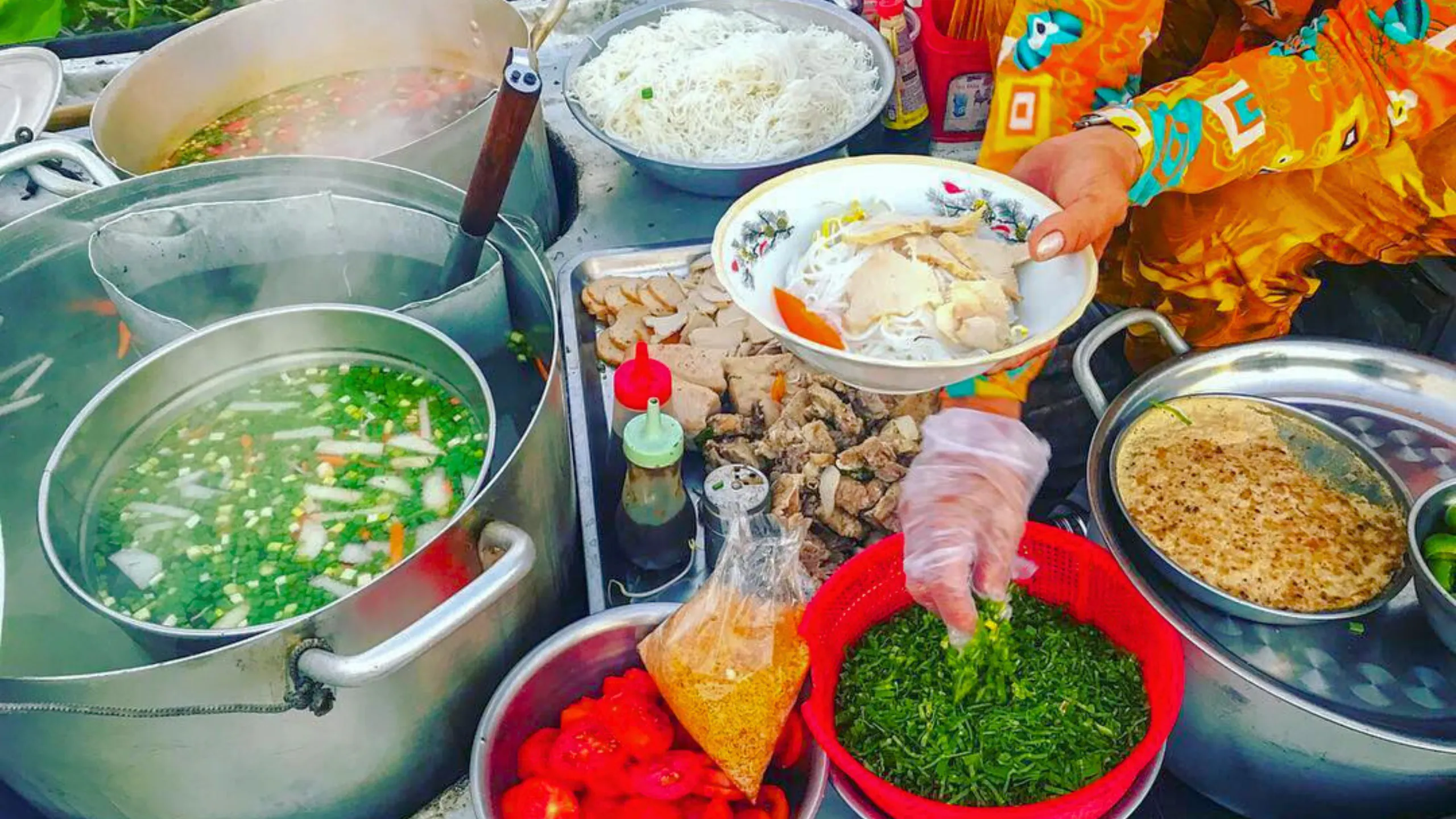 Bắt đầu buổi sáng tại miền Tây bằng một tô bún riêu nóng hổi là “đúng bài” (Nguồn: sưu tầm)