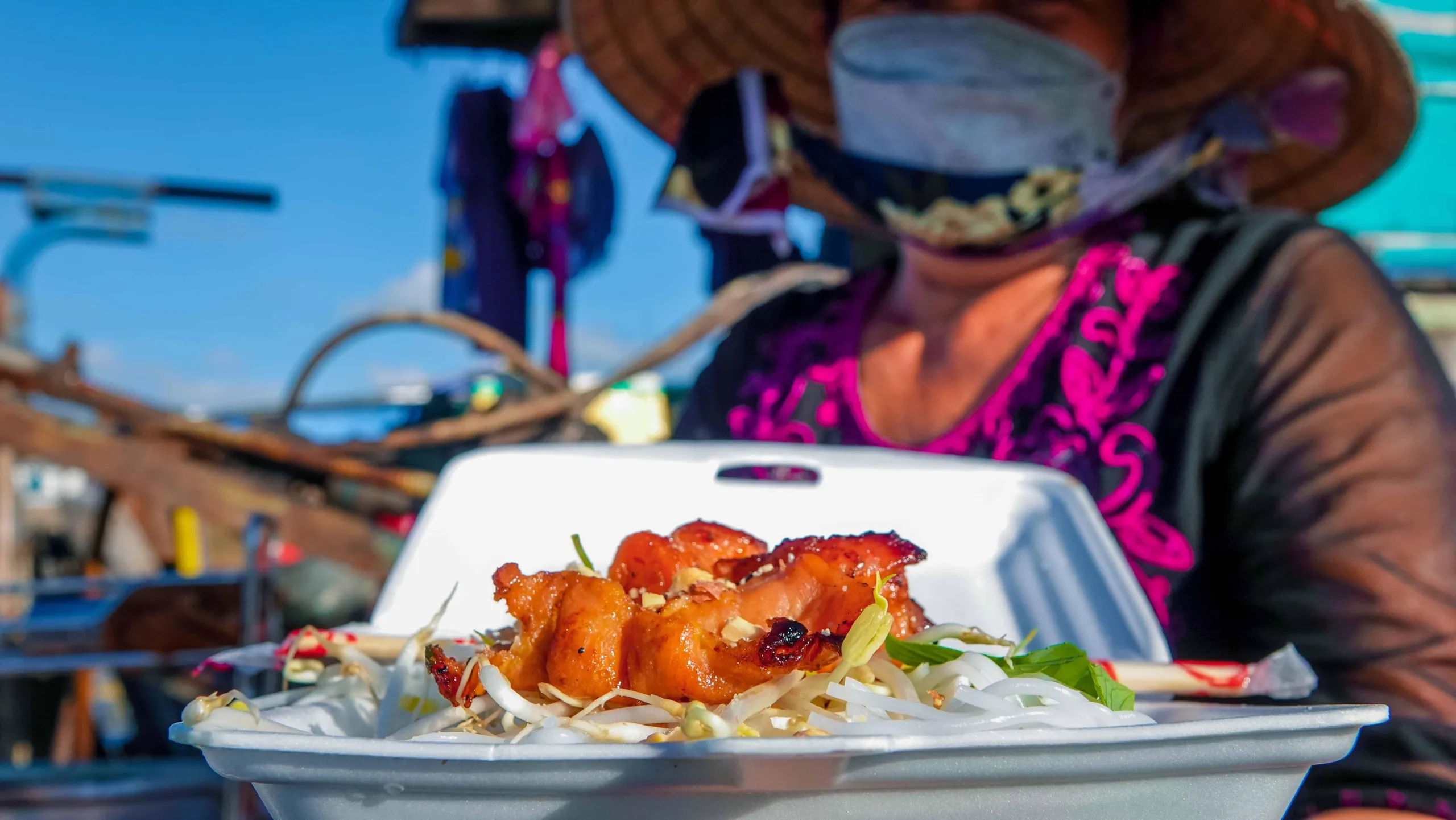 Bún thịt nướng món ăn du khách nhất định phải thử khi khám phá ẩm thực tại Chợ nổi Cái Răng (Nguồn: sưu tầm)